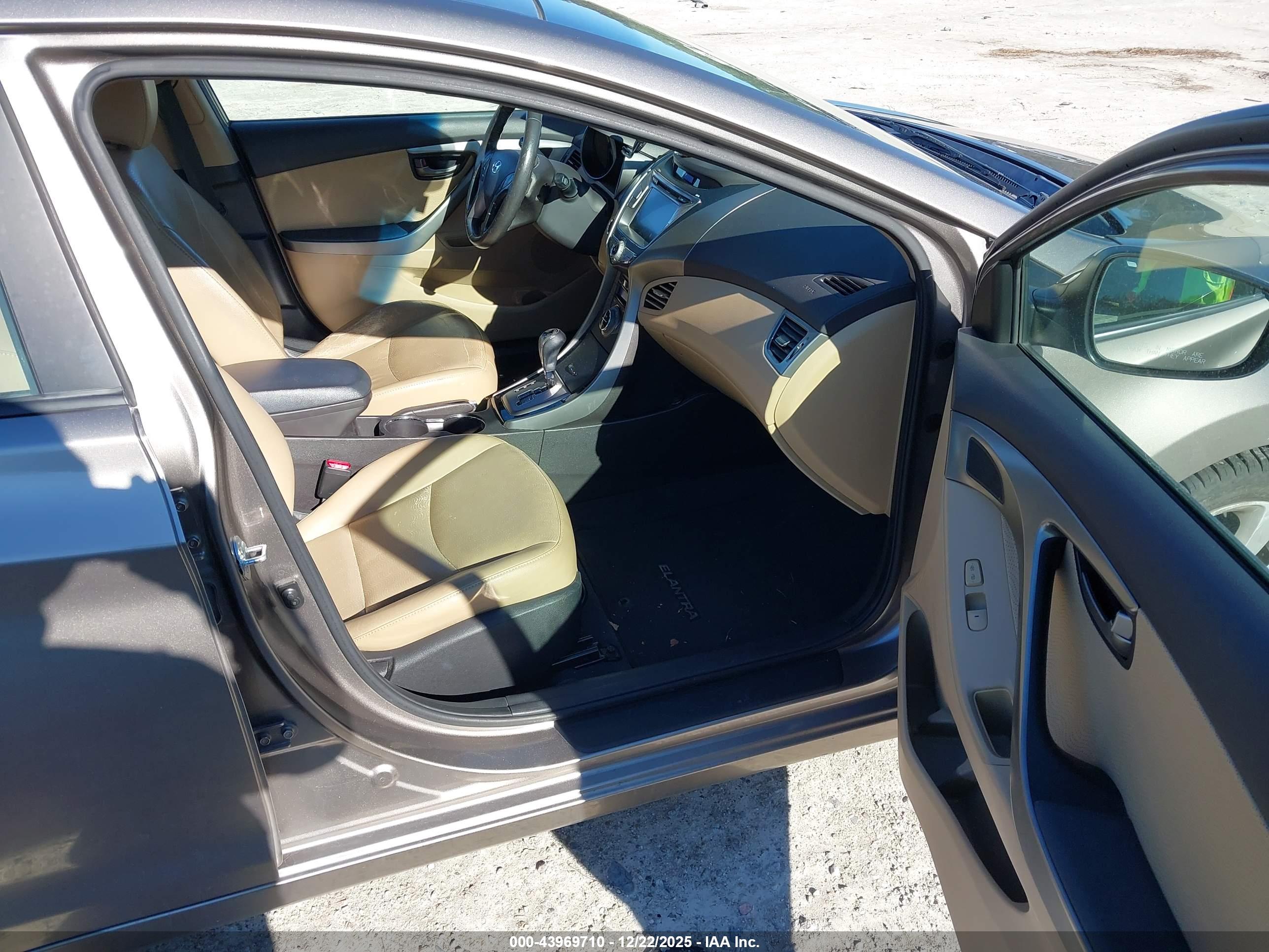 HYUNDAI ELANTRA image 5