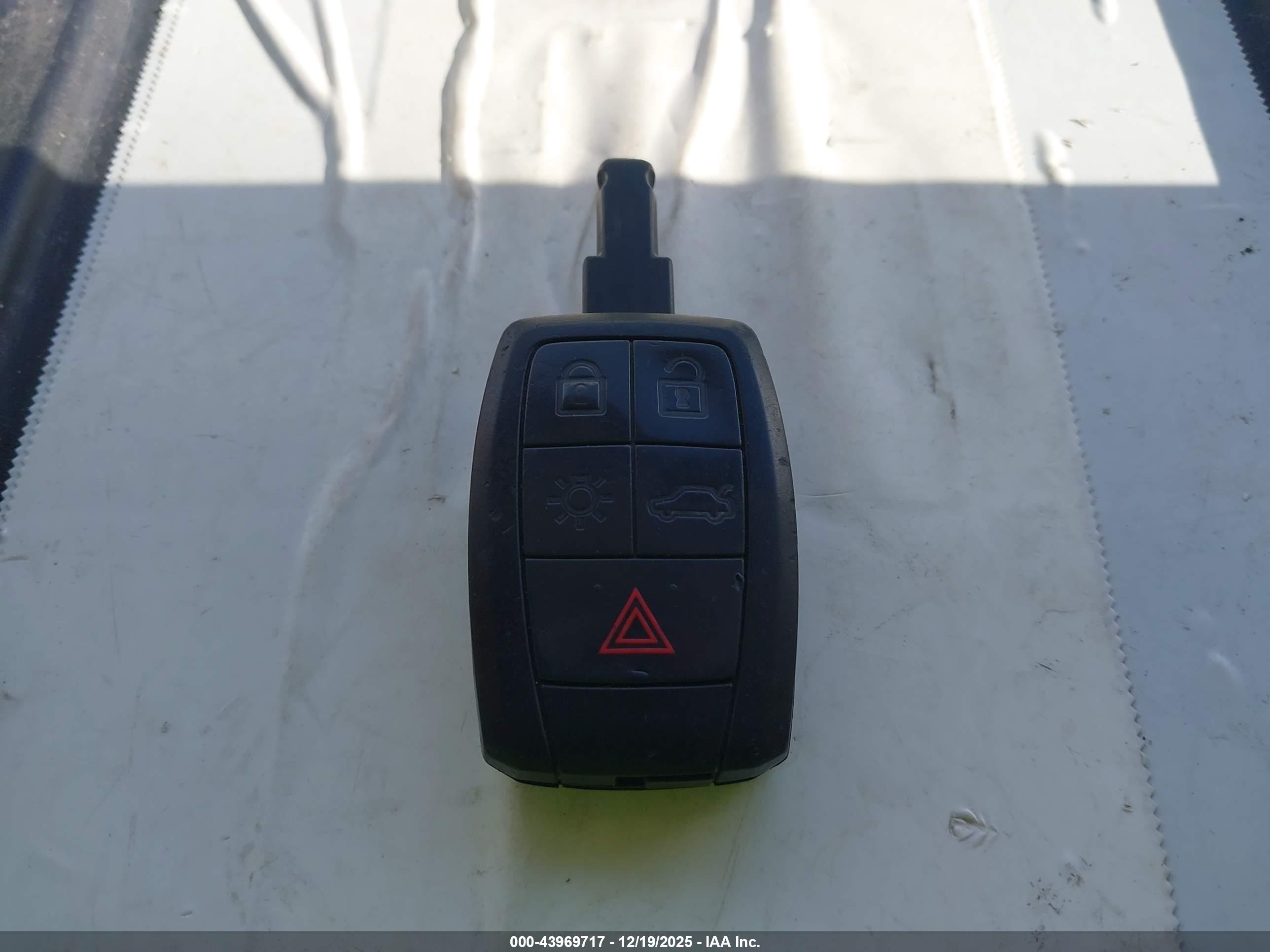 VOLVO C70 image 11