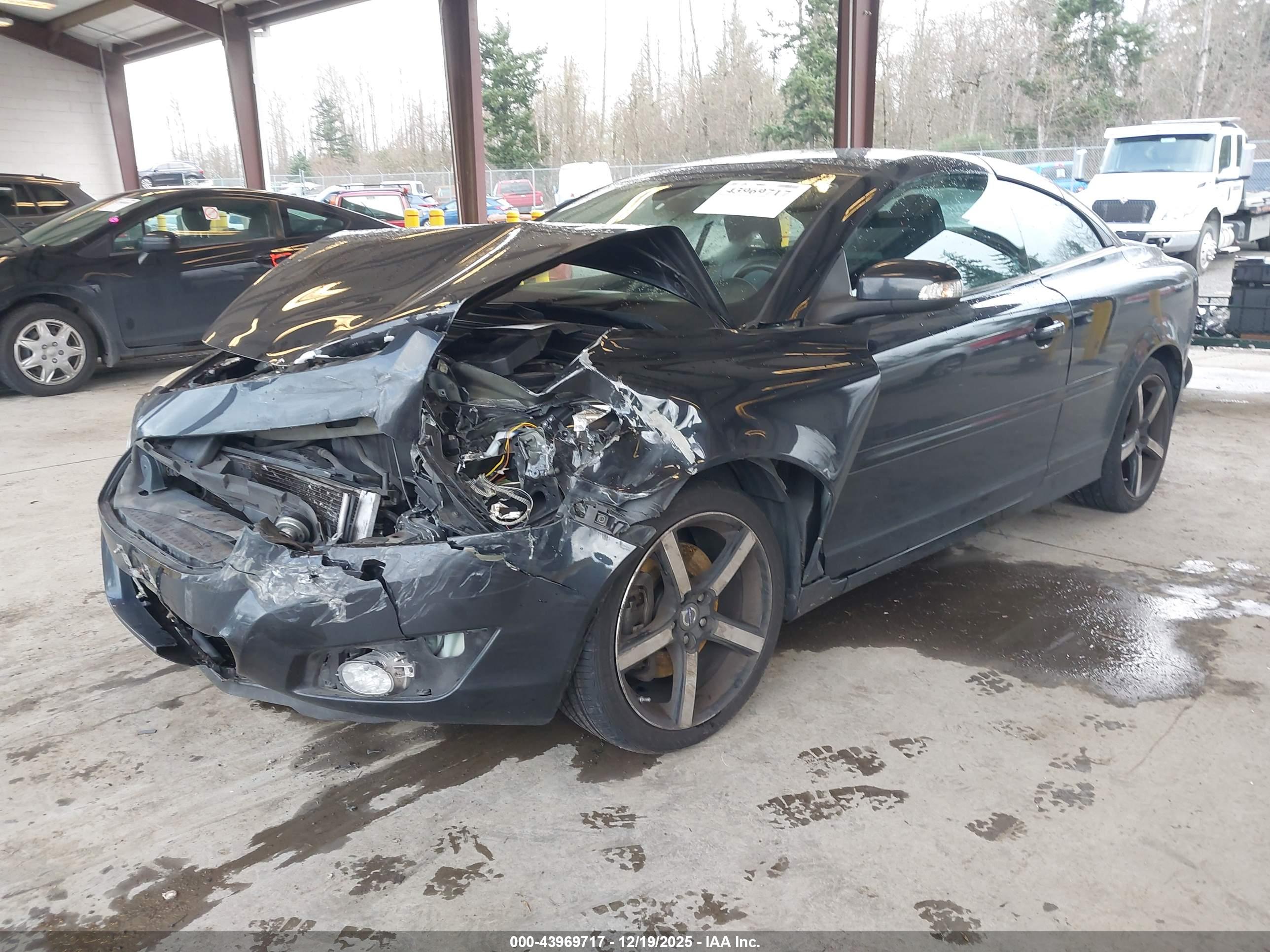 VOLVO C70 image 2