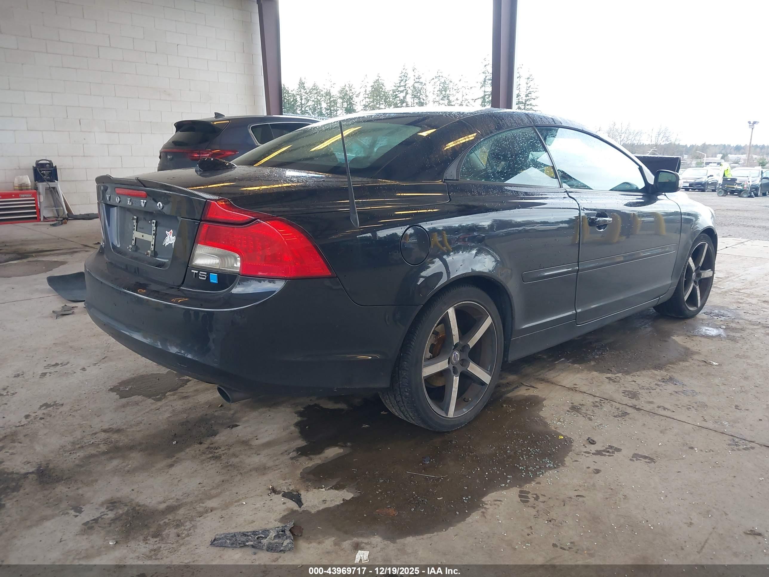 VOLVO C70 image 4