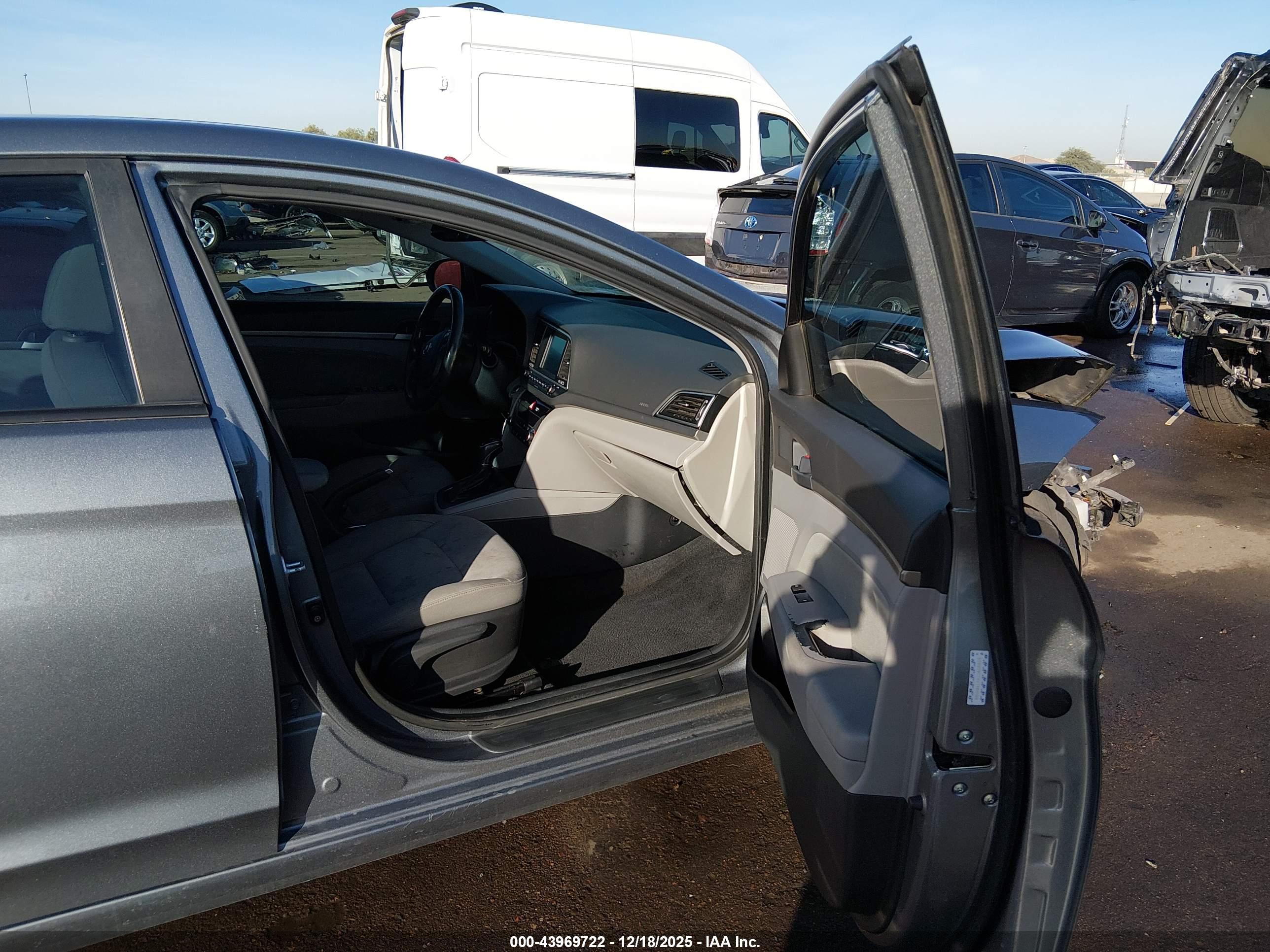 HYUNDAI ELANTRA image 5
