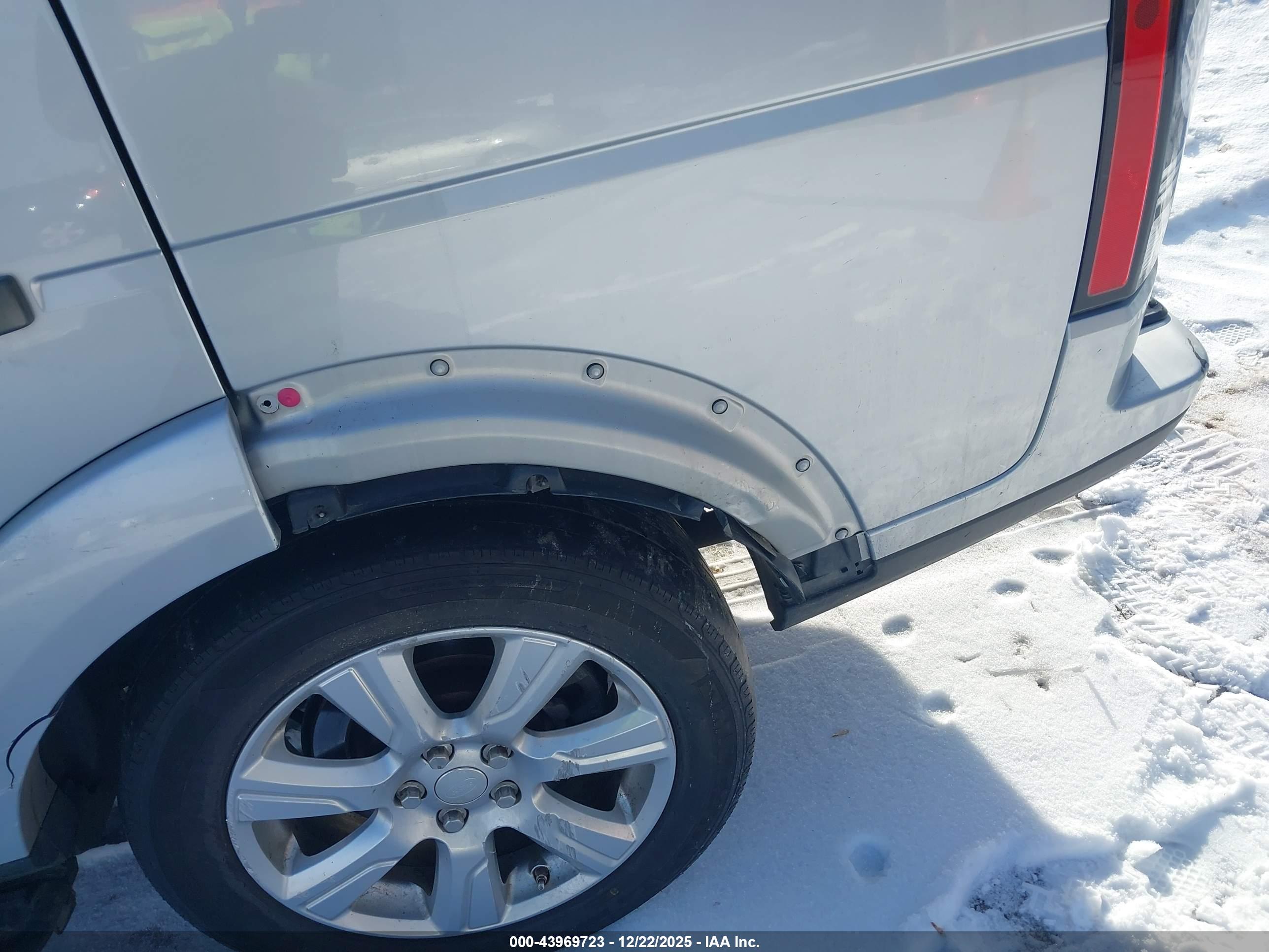 LAND ROVER image 6