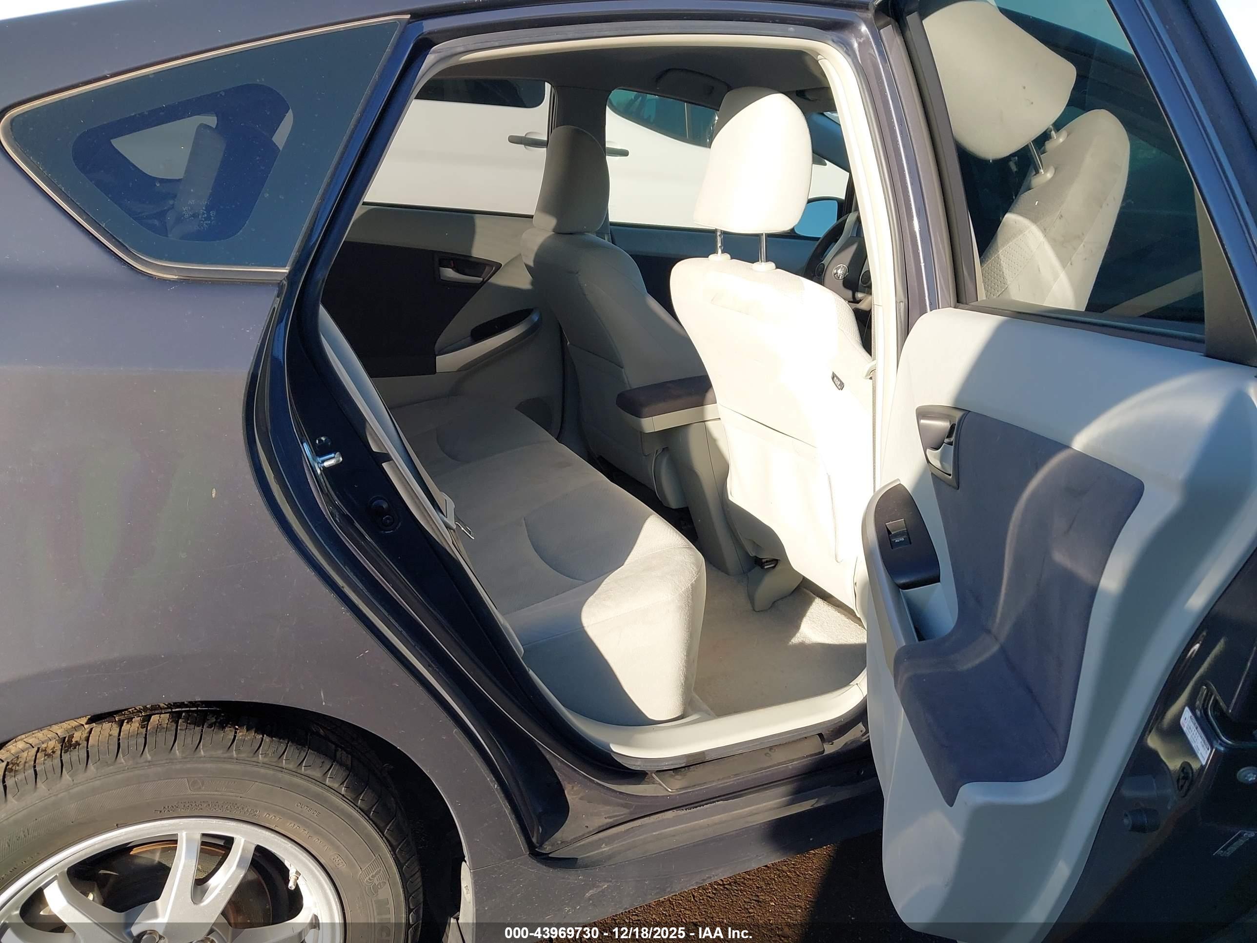 TOYOTA PRIUS image 8