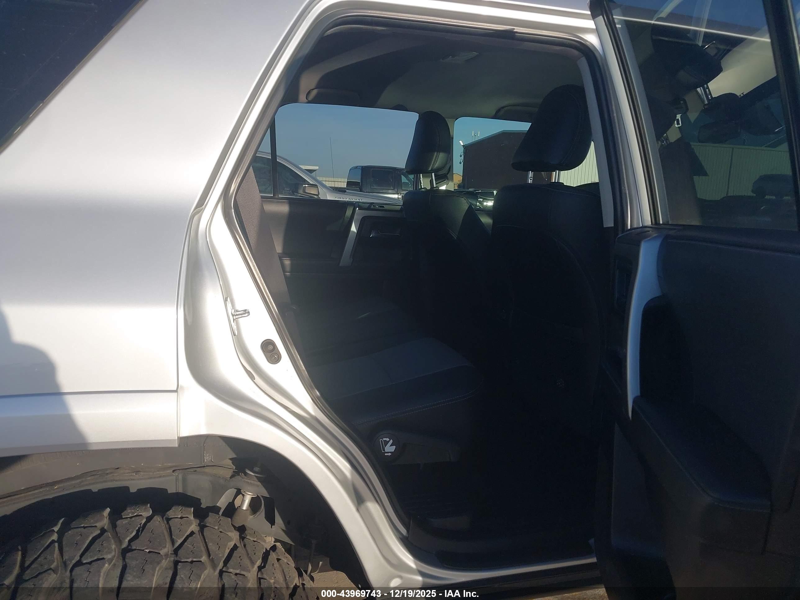TOYOTA 4RUNNER image 8