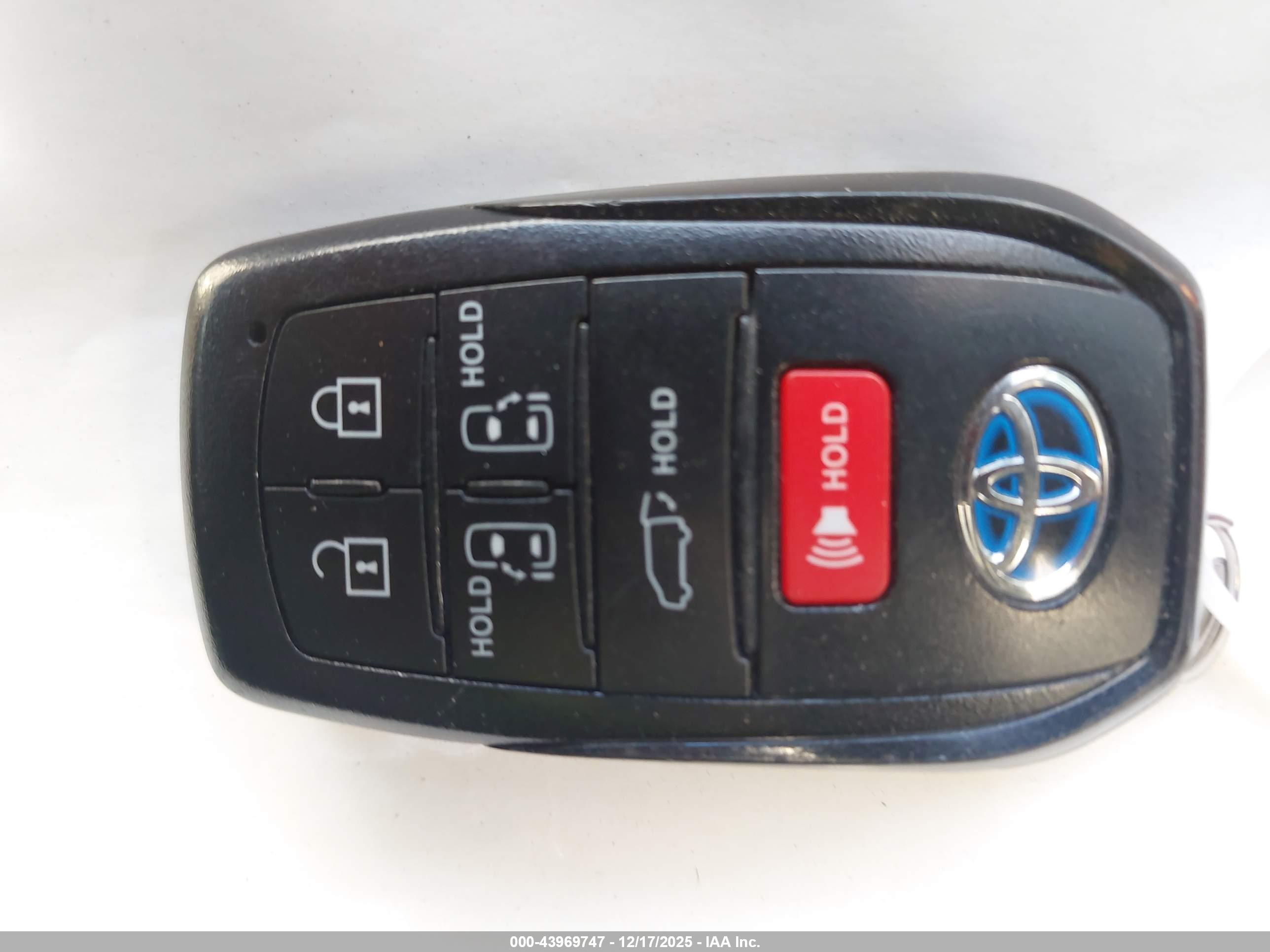 TOYOTA SIENNA image 11