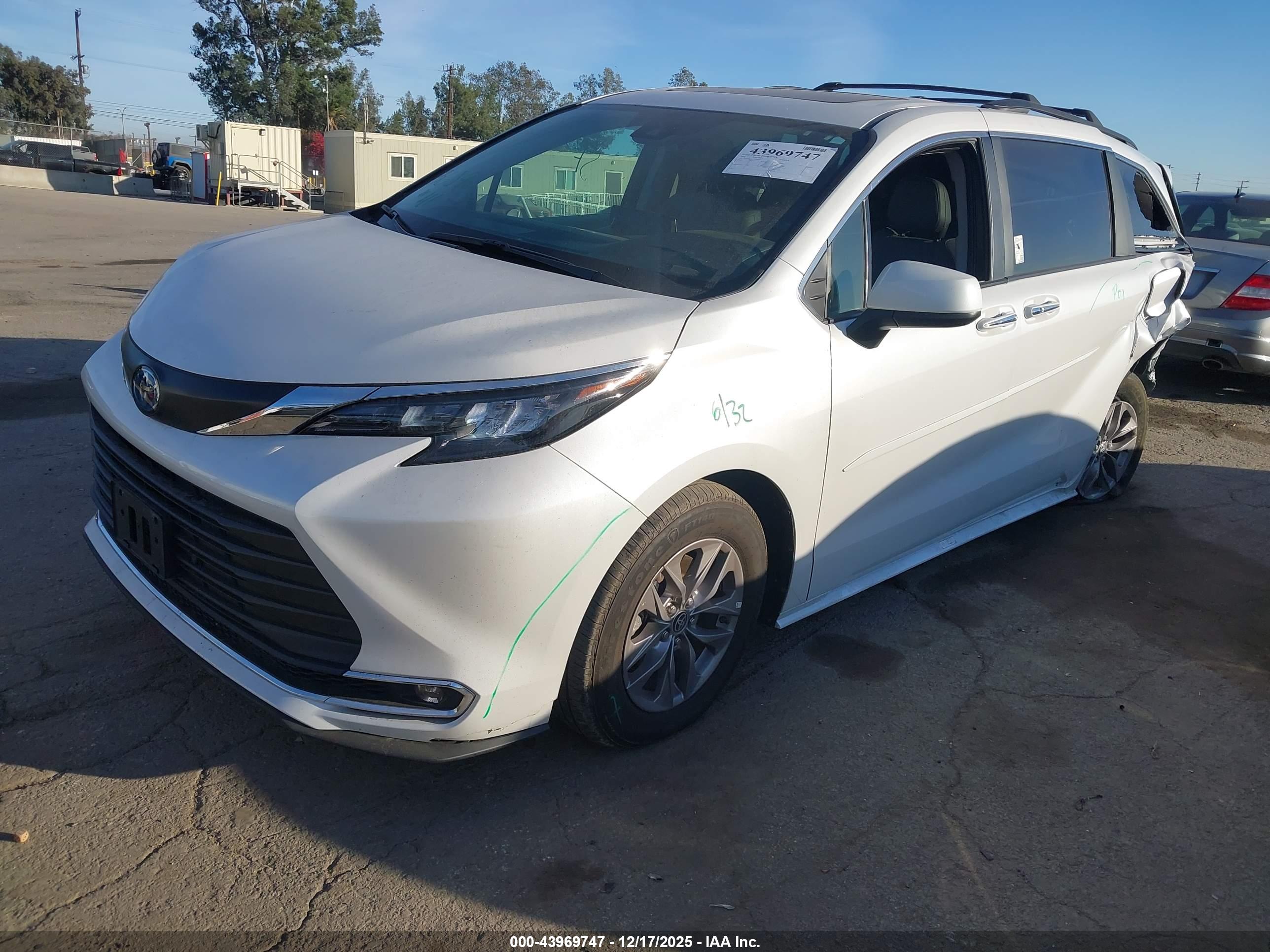TOYOTA SIENNA image 2