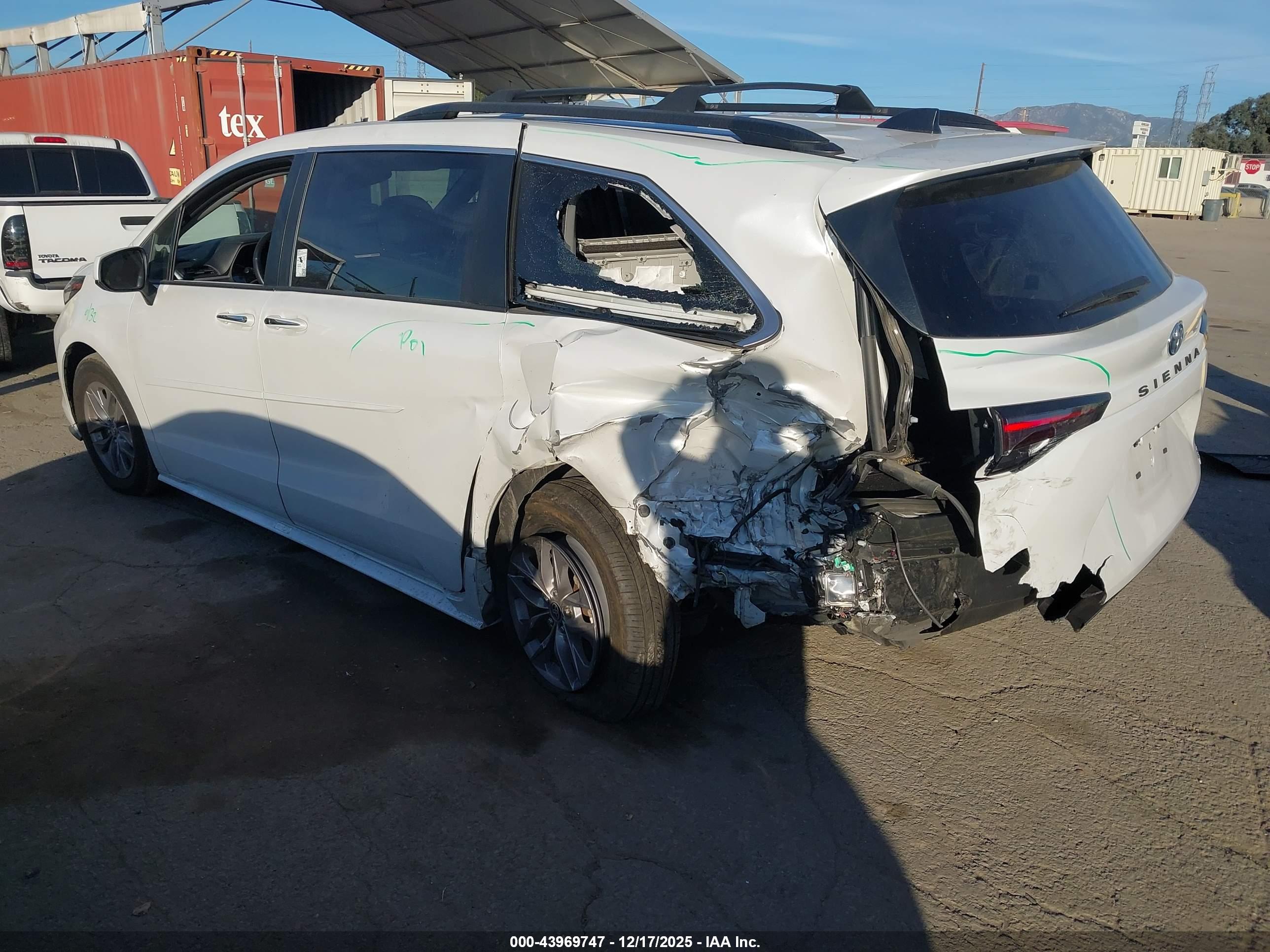 TOYOTA SIENNA image 3