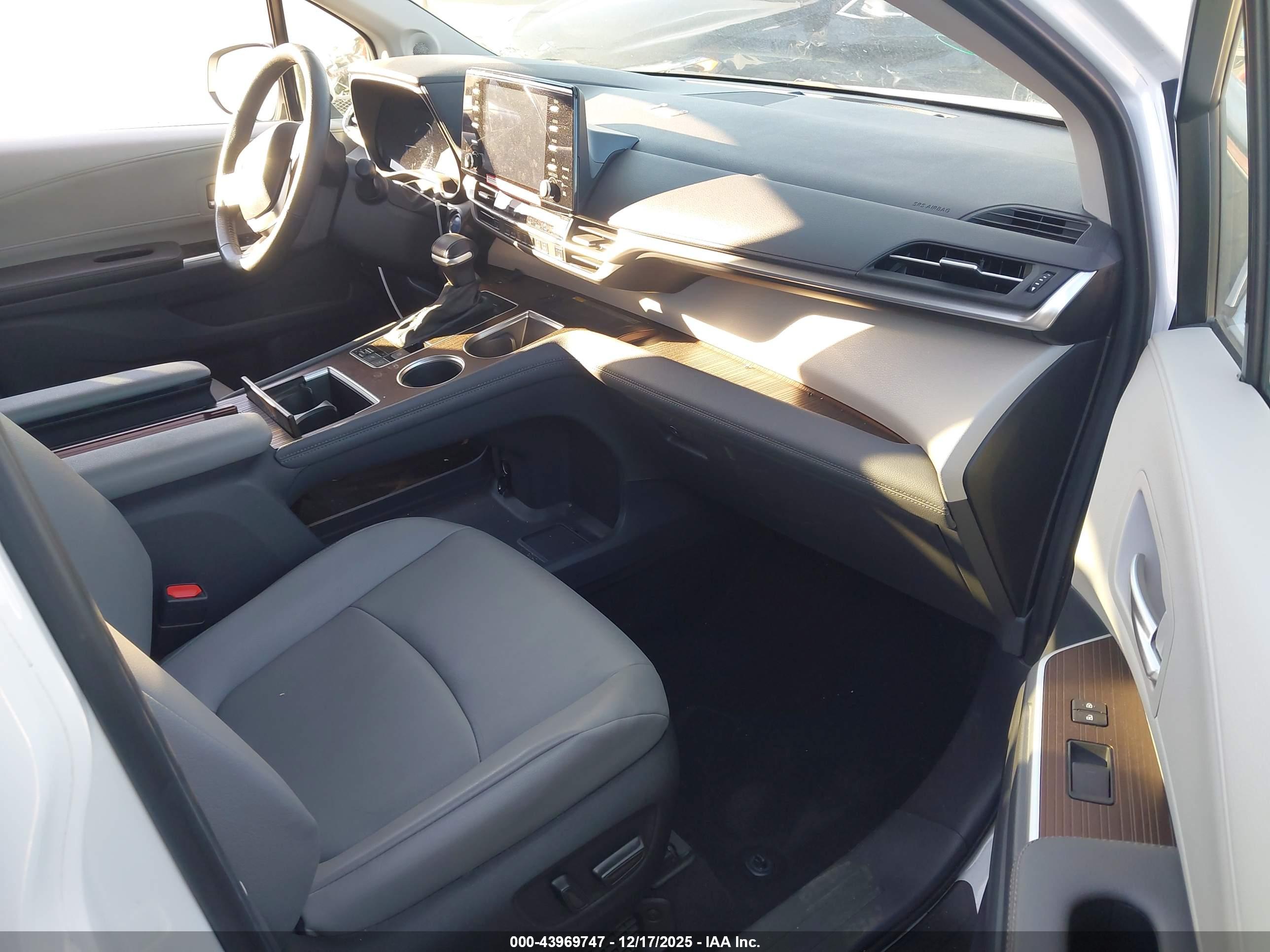 TOYOTA SIENNA image 5
