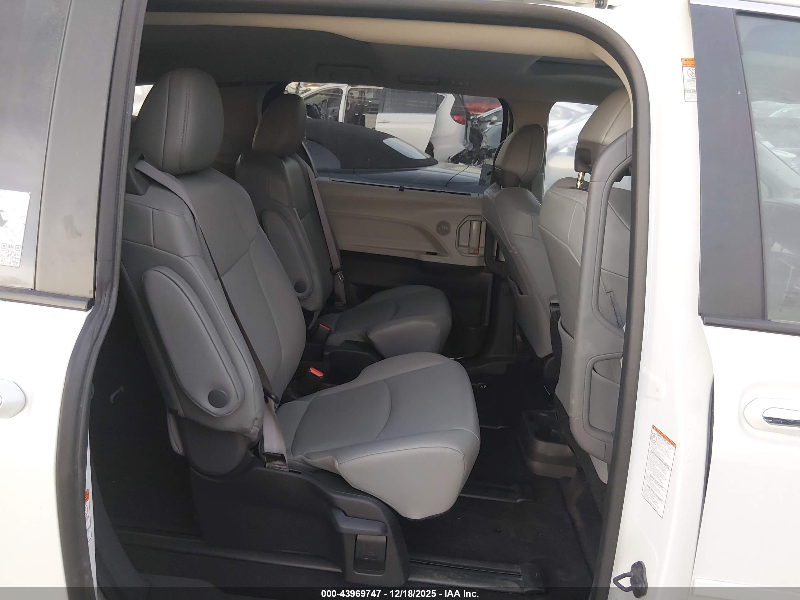 TOYOTA SIENNA image 8