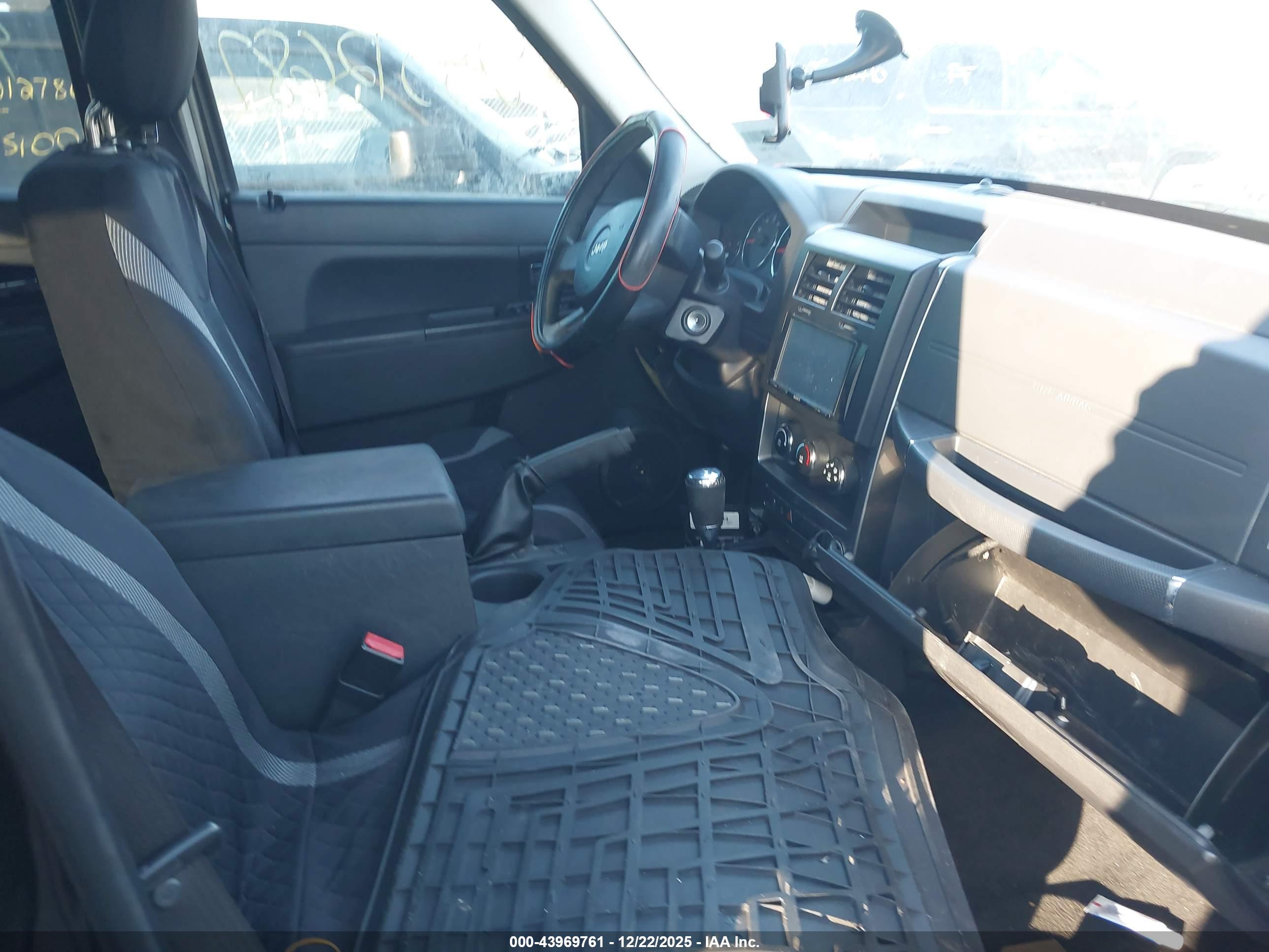 JEEP LIBERTY image 5