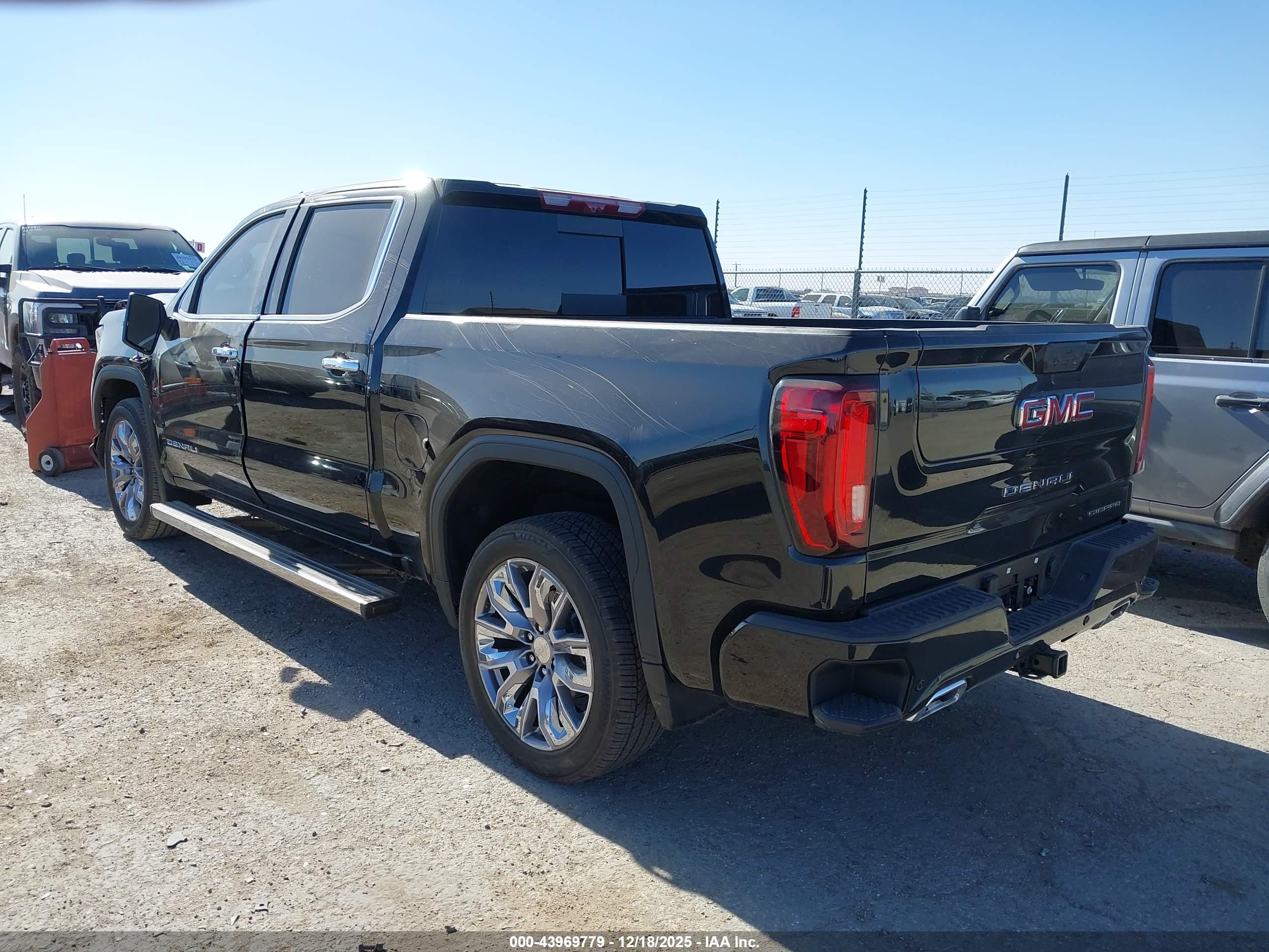 GMC SIERRA image 3