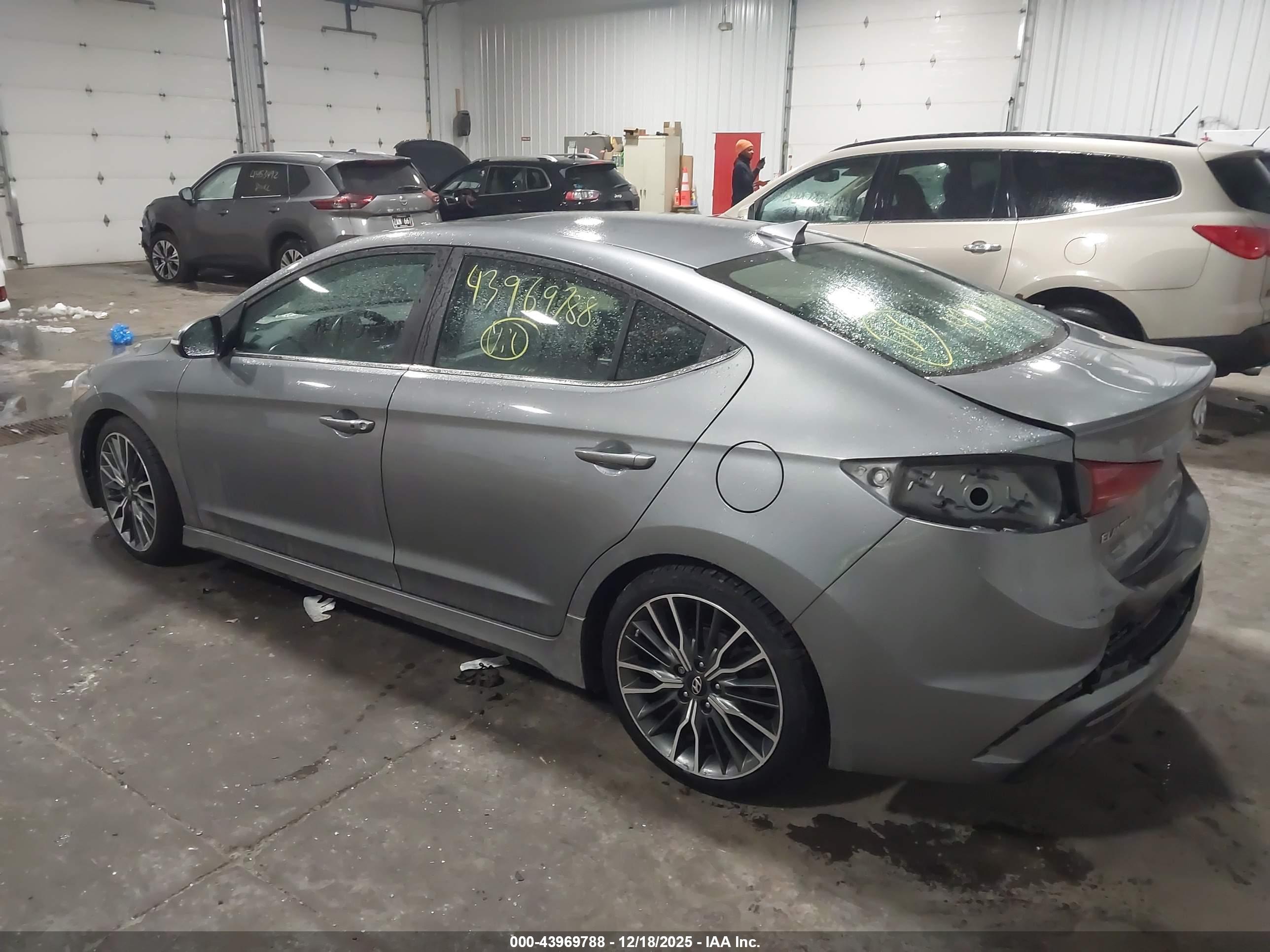 HYUNDAI ELANTRA image 3