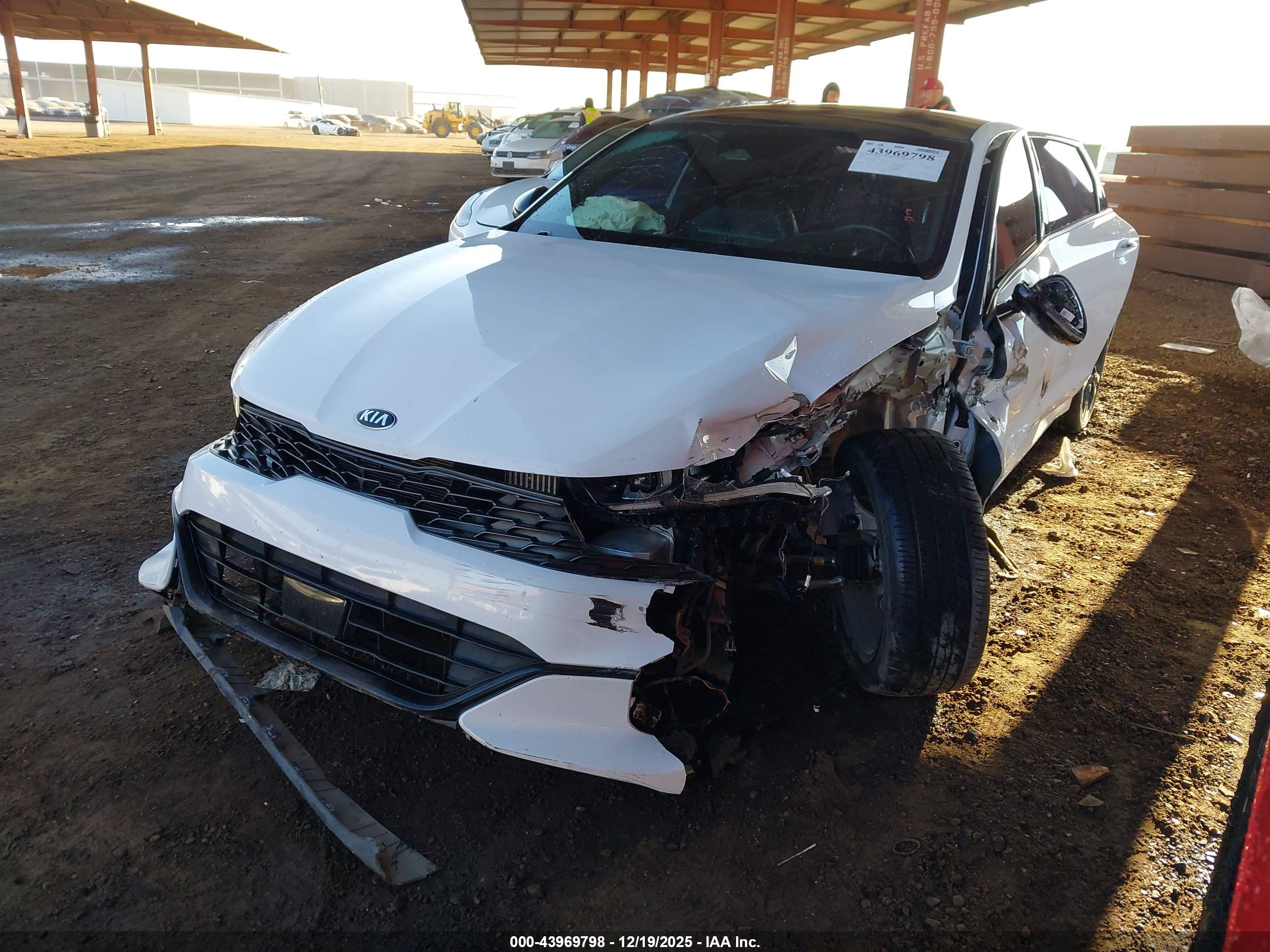 KIA K5 image 2