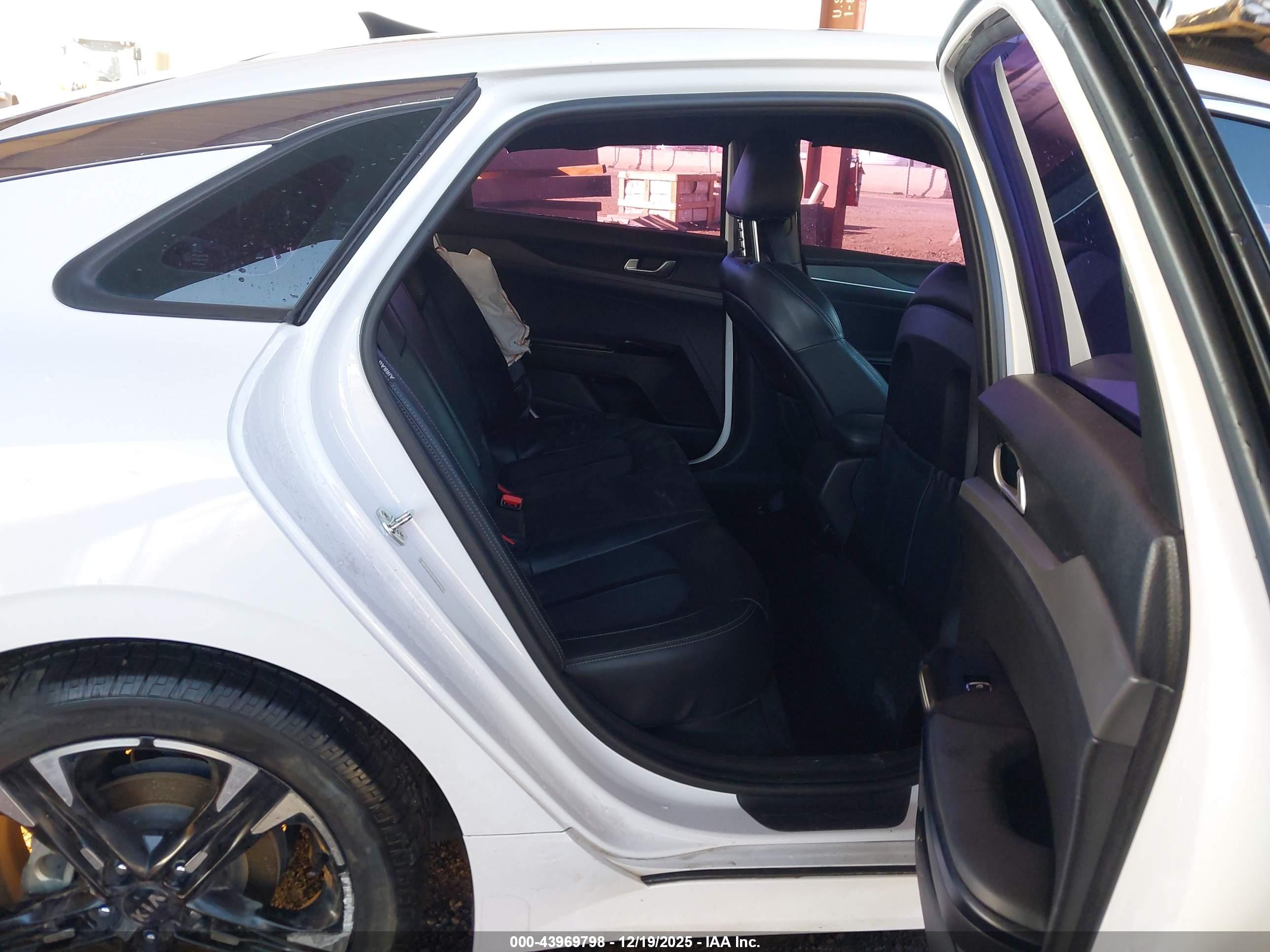 KIA K5 image 8