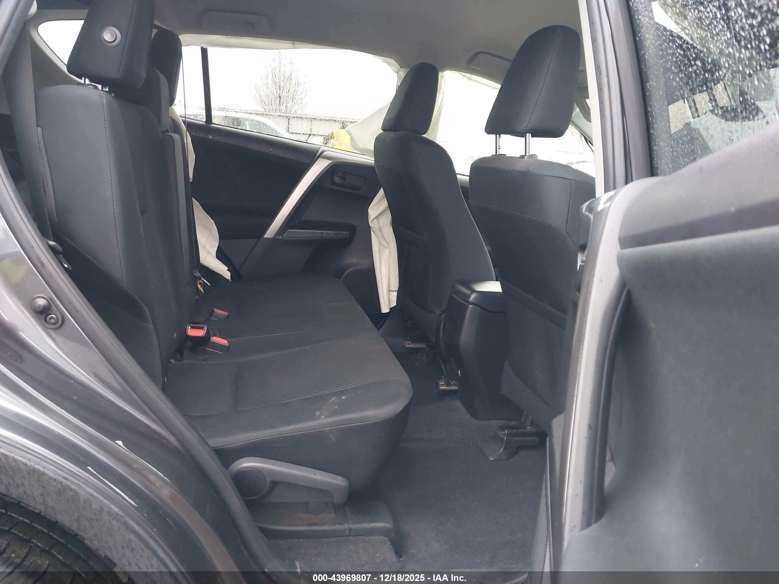 TOYOTA RAV4 image 8