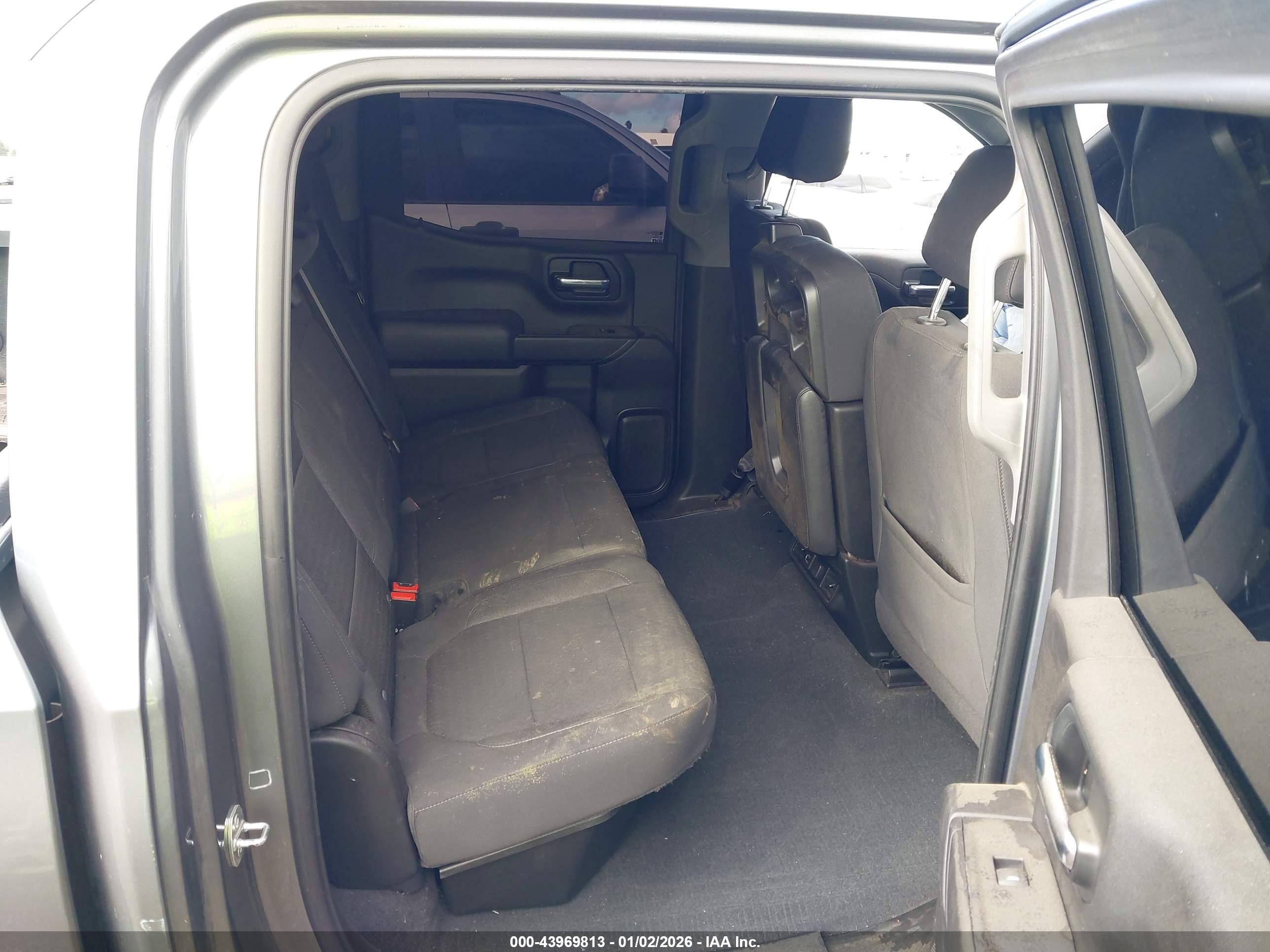 CHEVROLET SILVERADO image 8