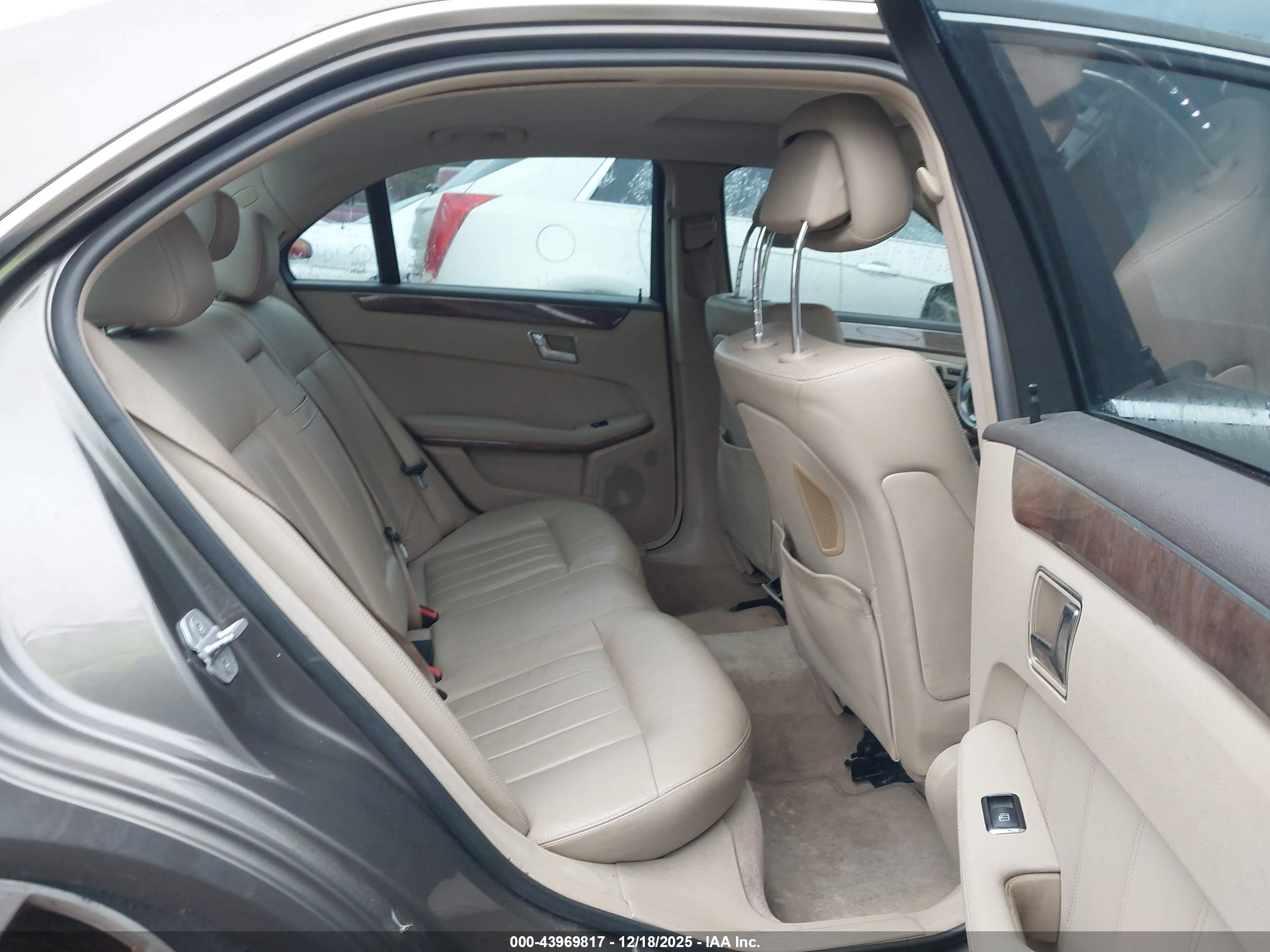 MERCEDES-BENZ E image 8