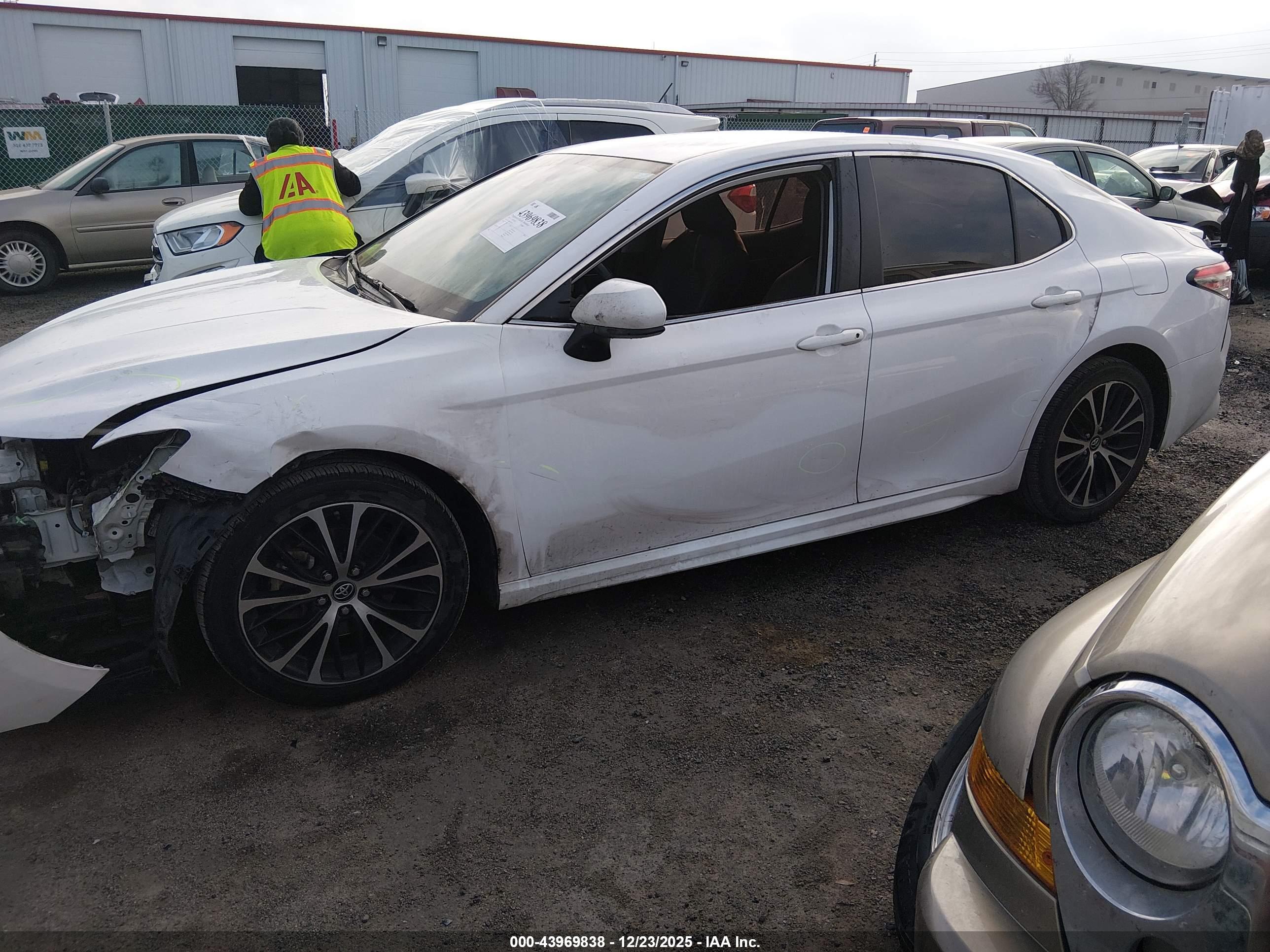 TOYOTA CAMRY image 2