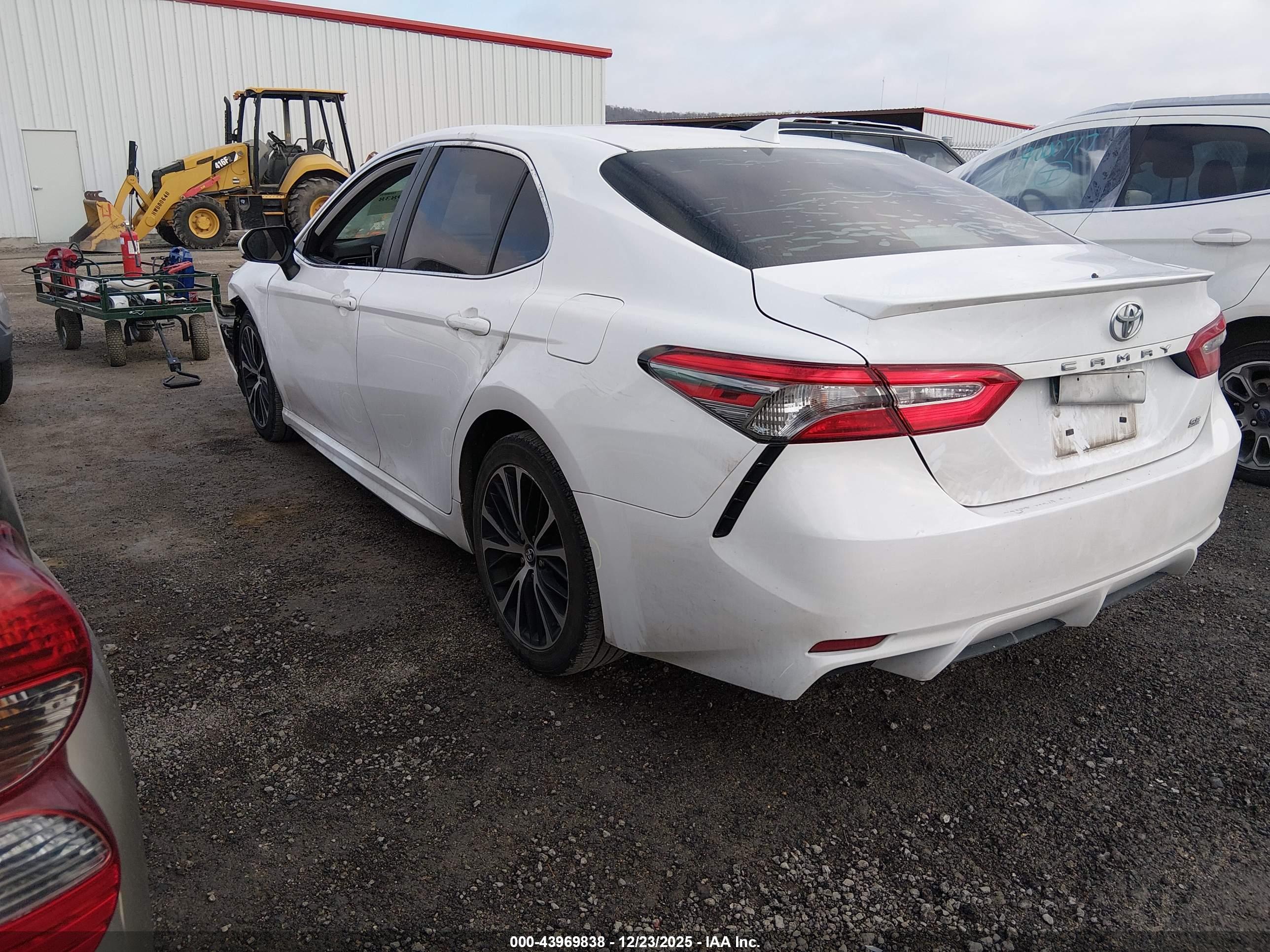 TOYOTA CAMRY image 3