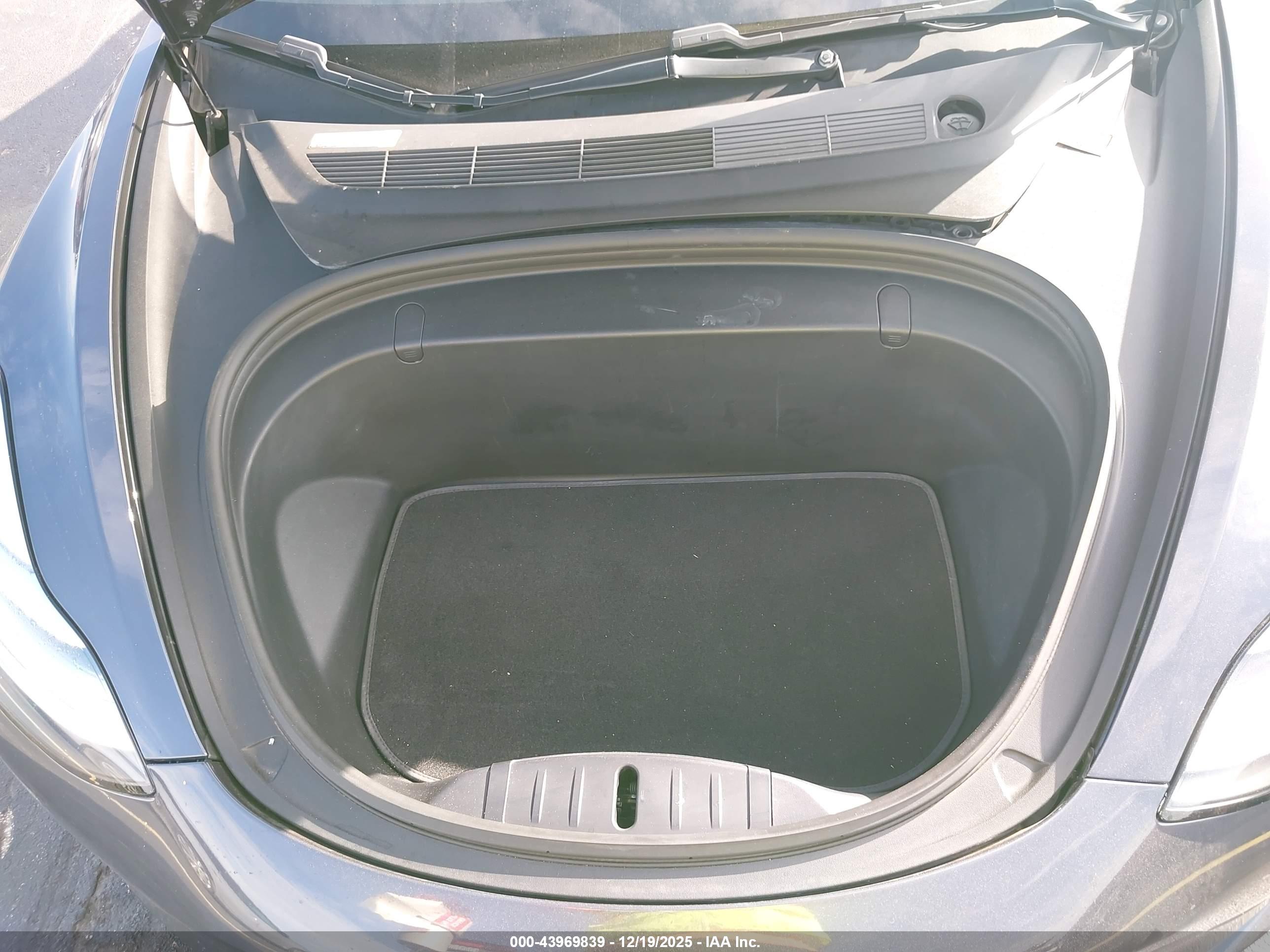 TESLA MODEL image 10