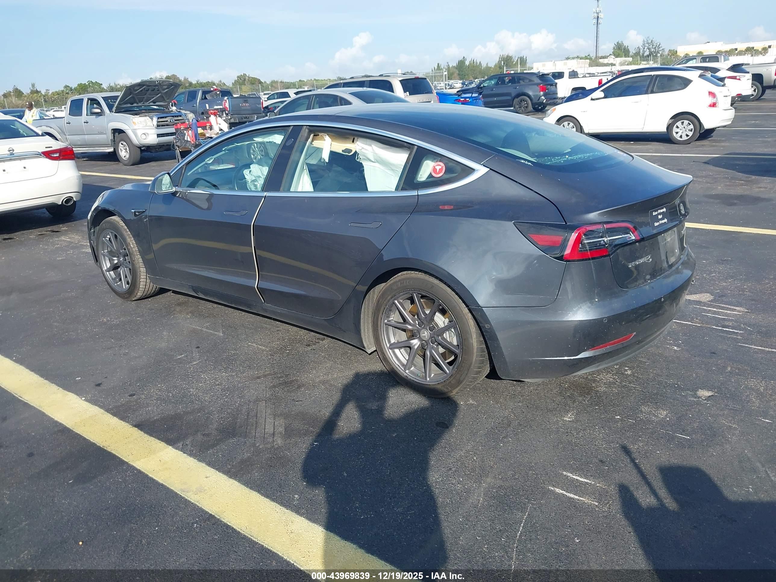 TESLA MODEL image 3
