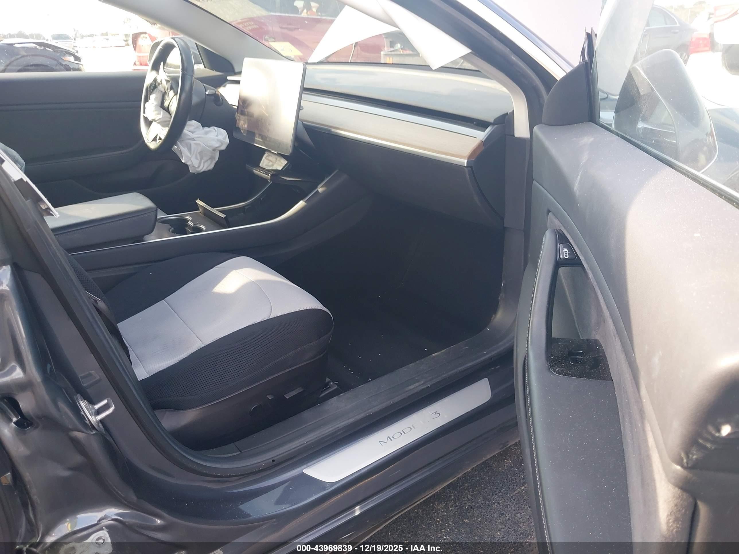 TESLA MODEL image 5