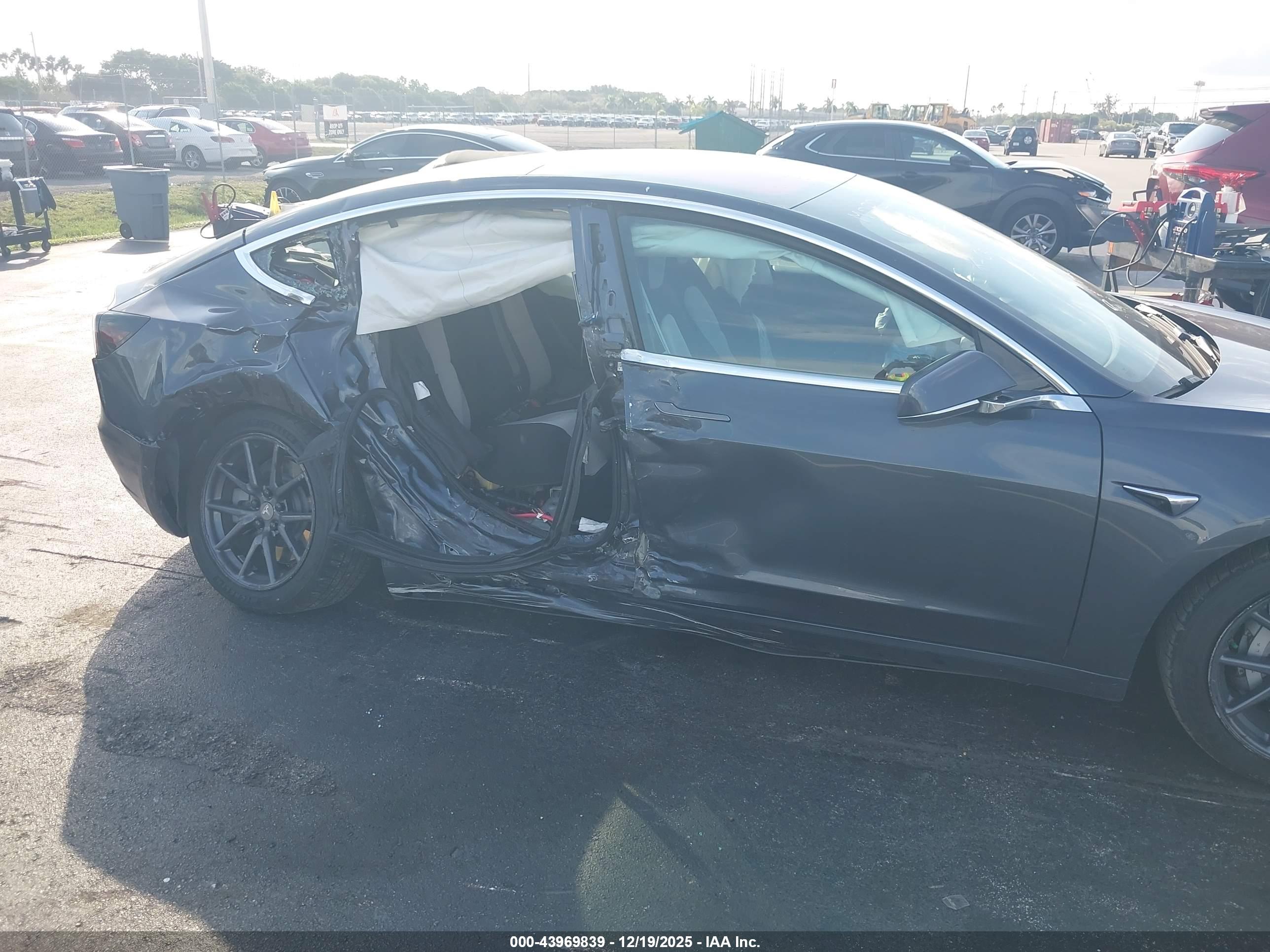 TESLA MODEL image 6