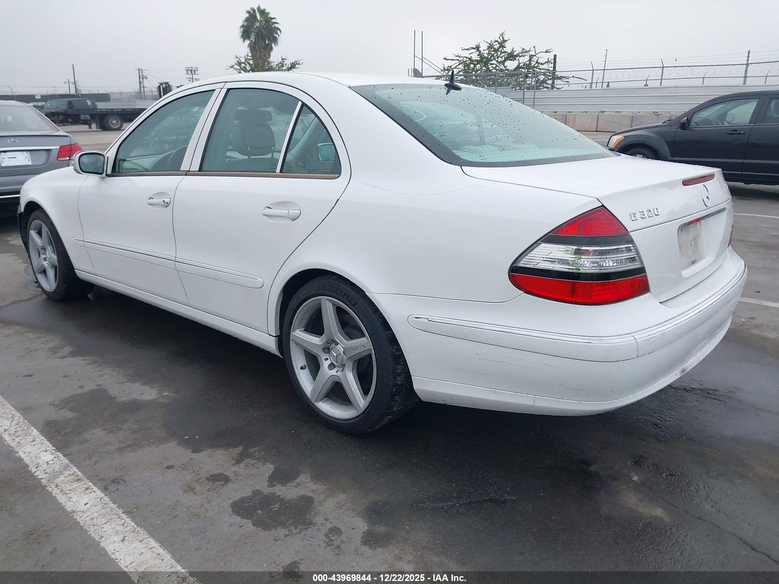 MERCEDES-BENZ E image 3