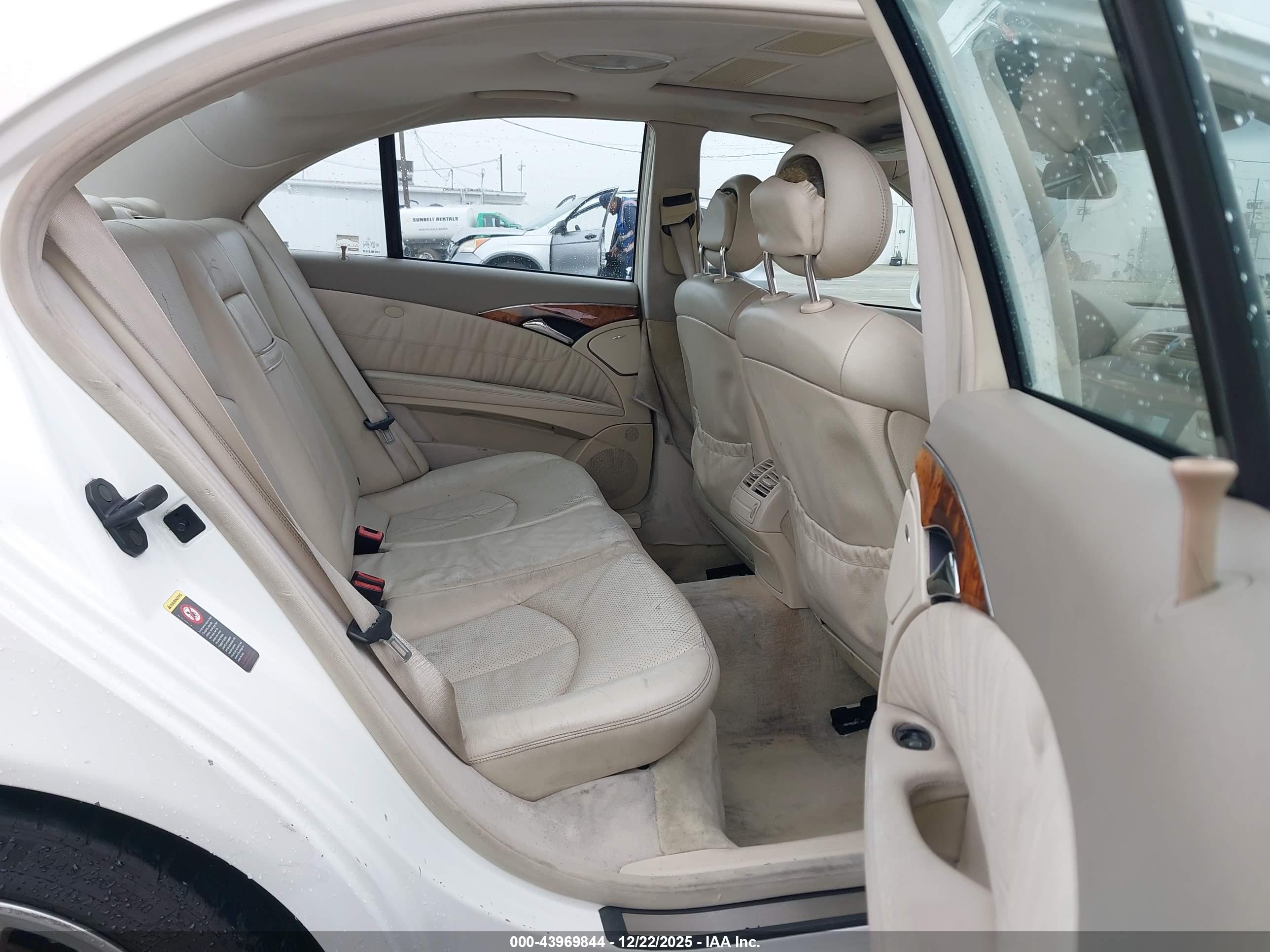MERCEDES-BENZ E image 8