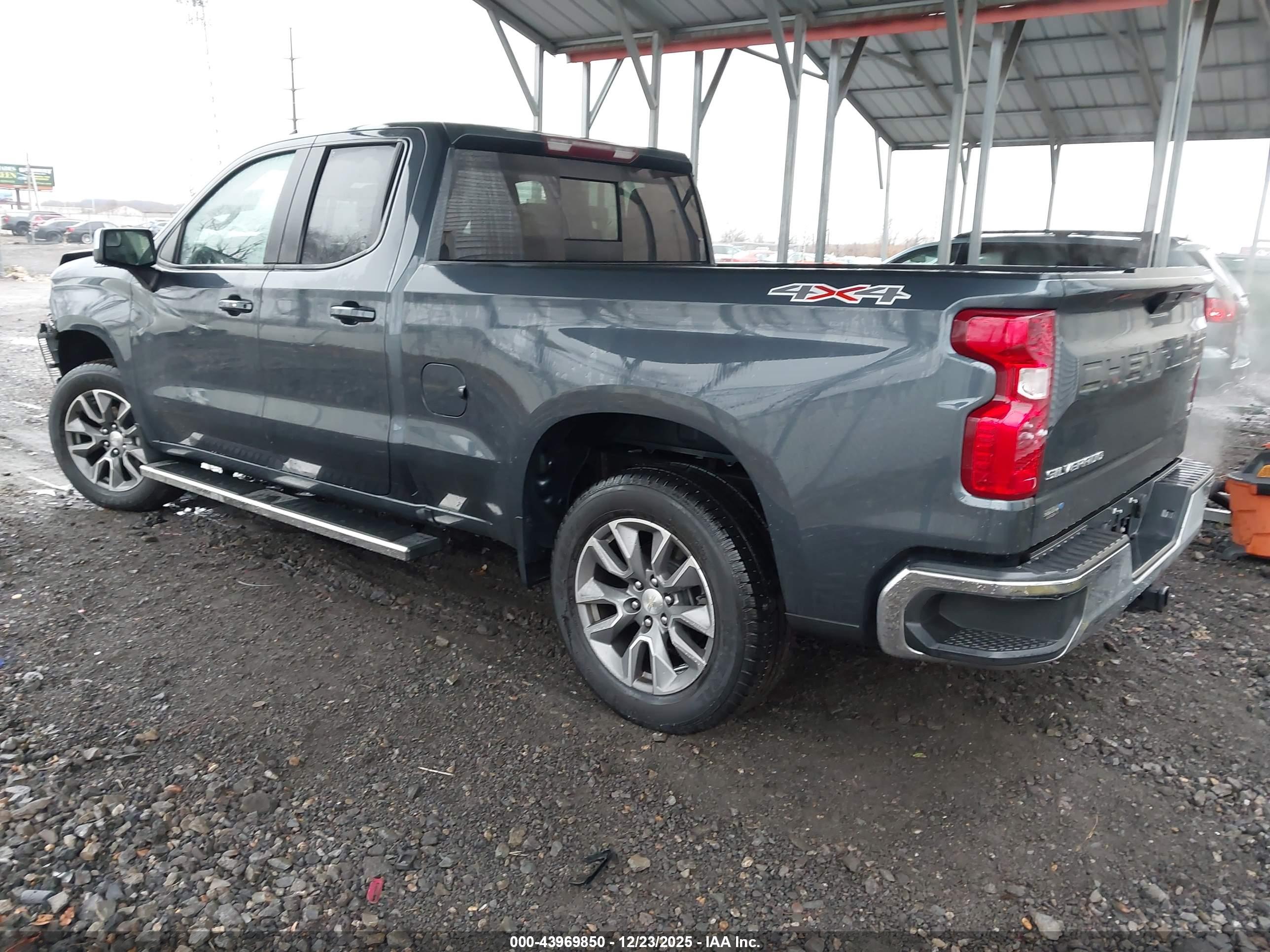 CHEVROLET SILVERADO image 3
