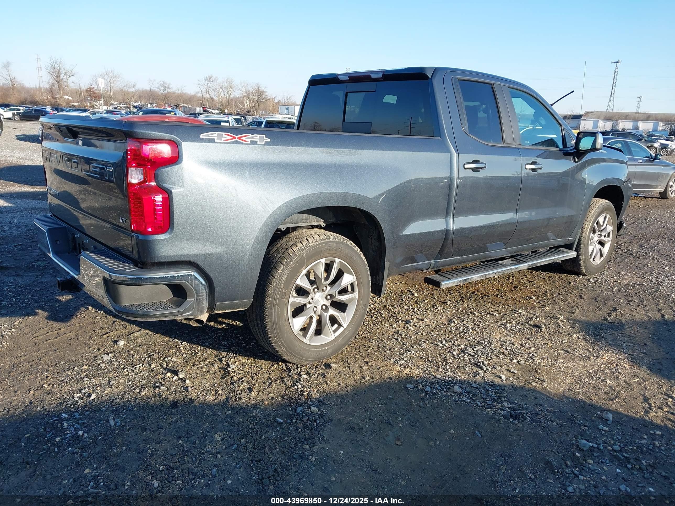 CHEVROLET SILVERADO image 4