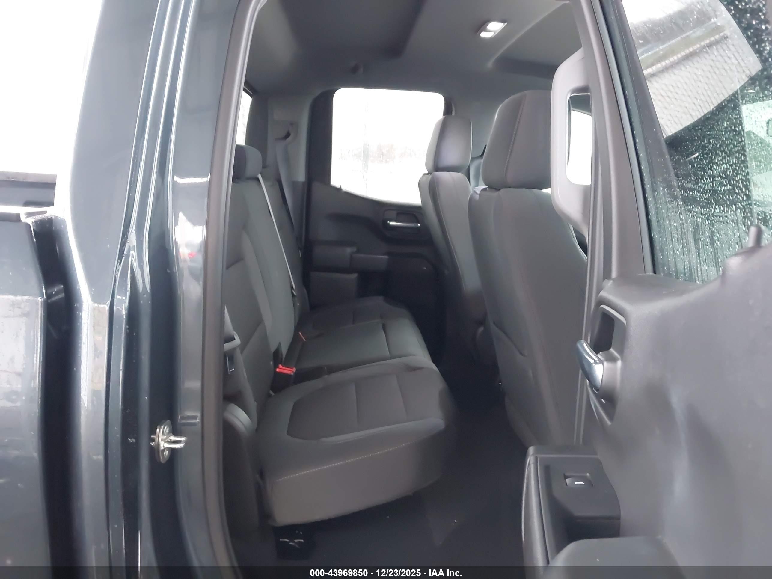 CHEVROLET SILVERADO image 8