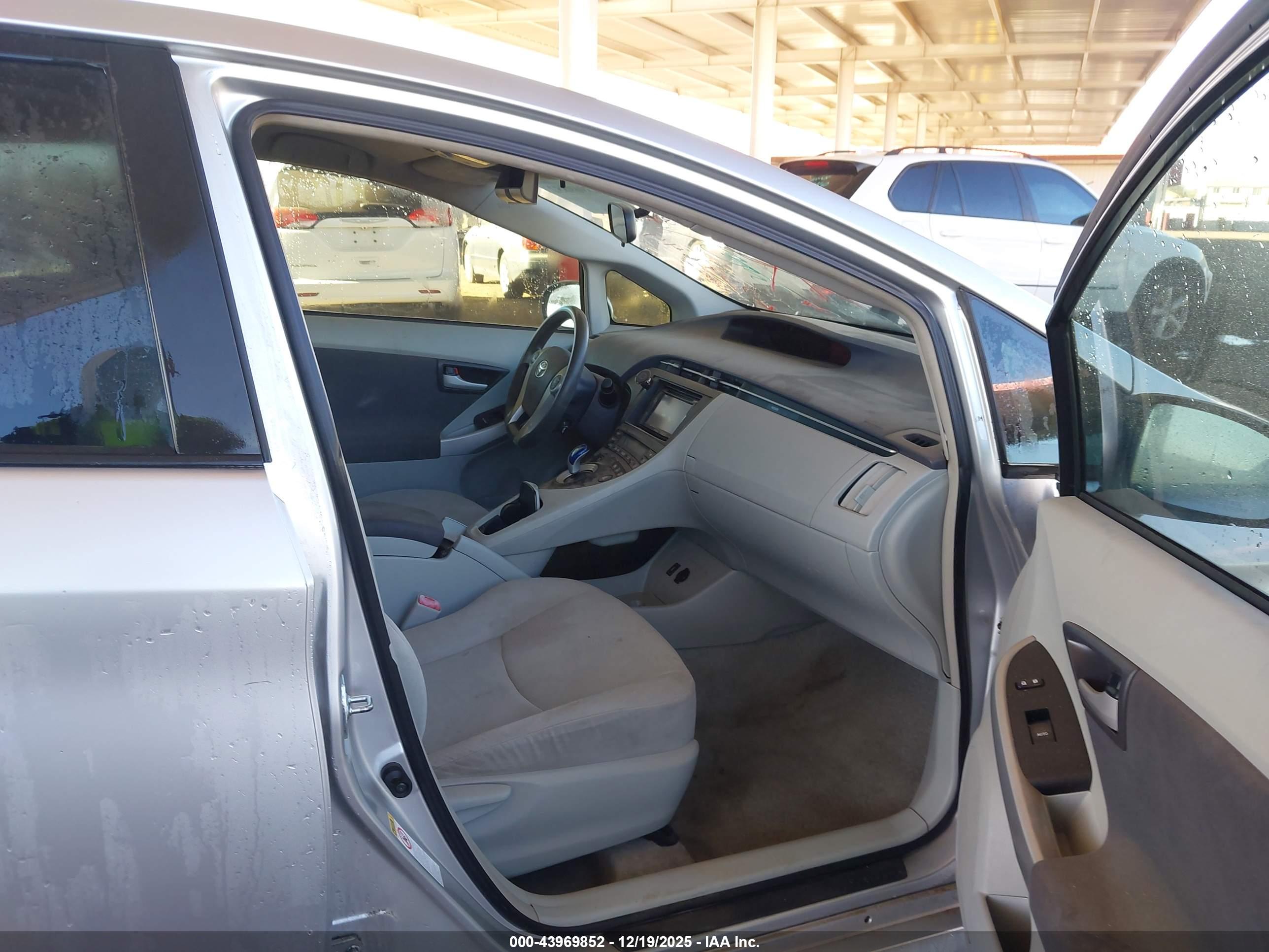 TOYOTA PRIUS image 5