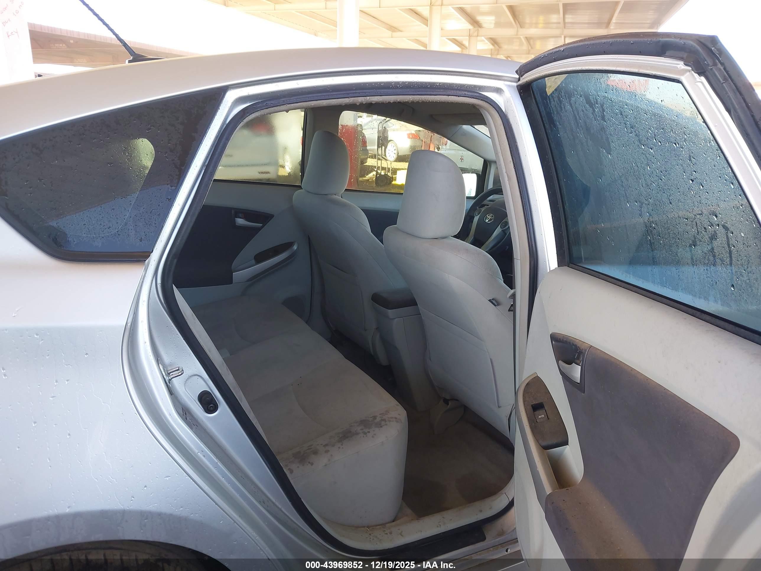 TOYOTA PRIUS image 8