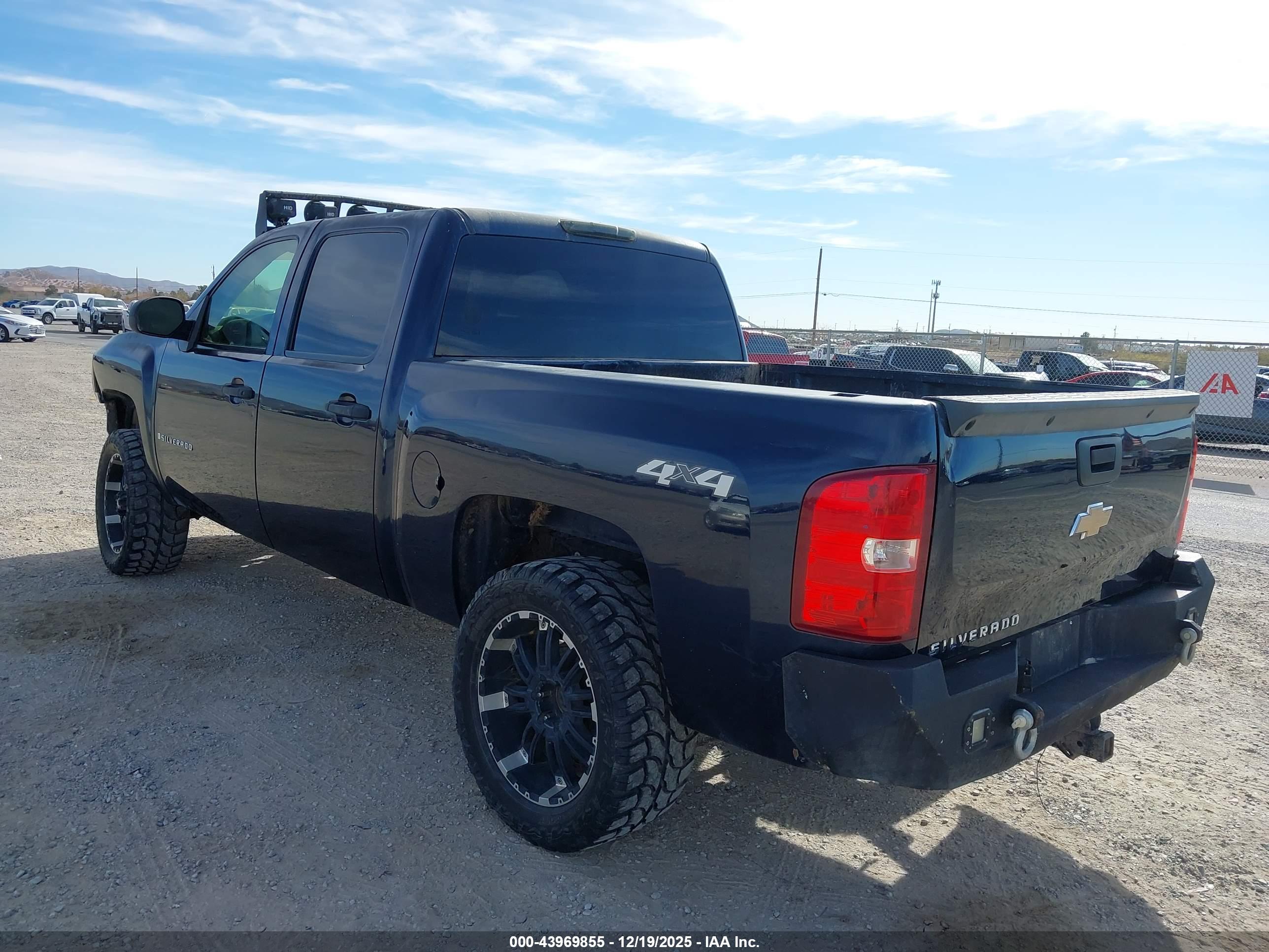 CHEVROLET SILVERADO image 3