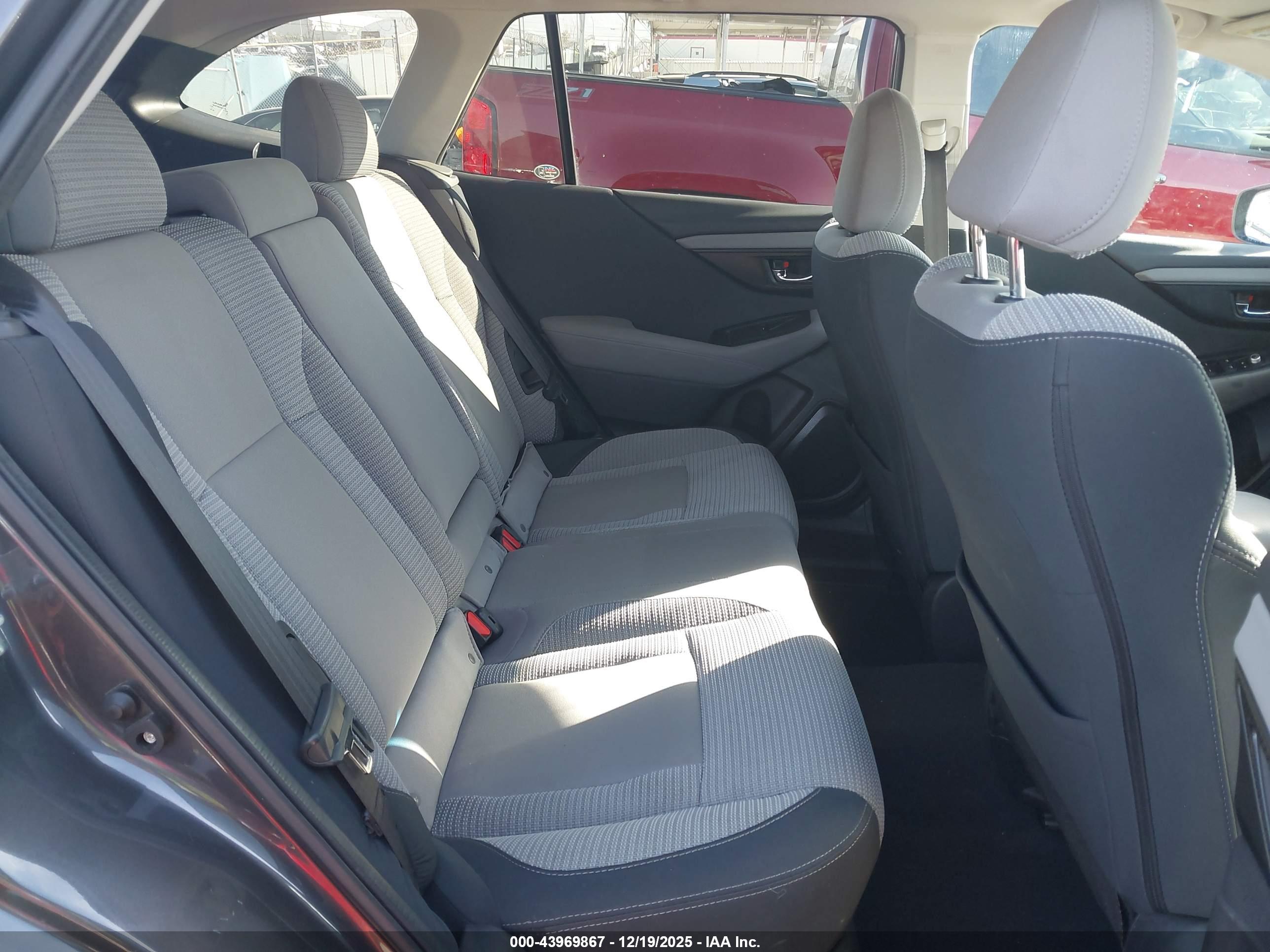SUBARU OUTBACK image 8