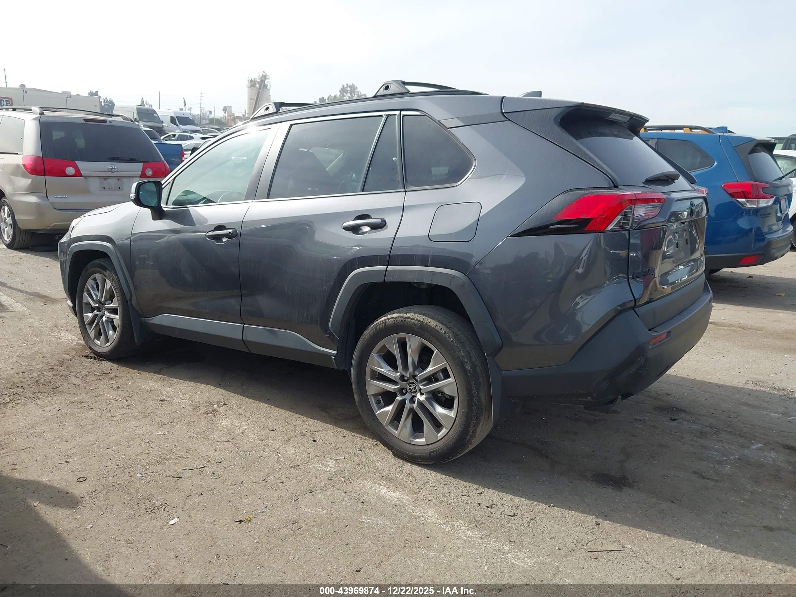 TOYOTA RAV4 image 3