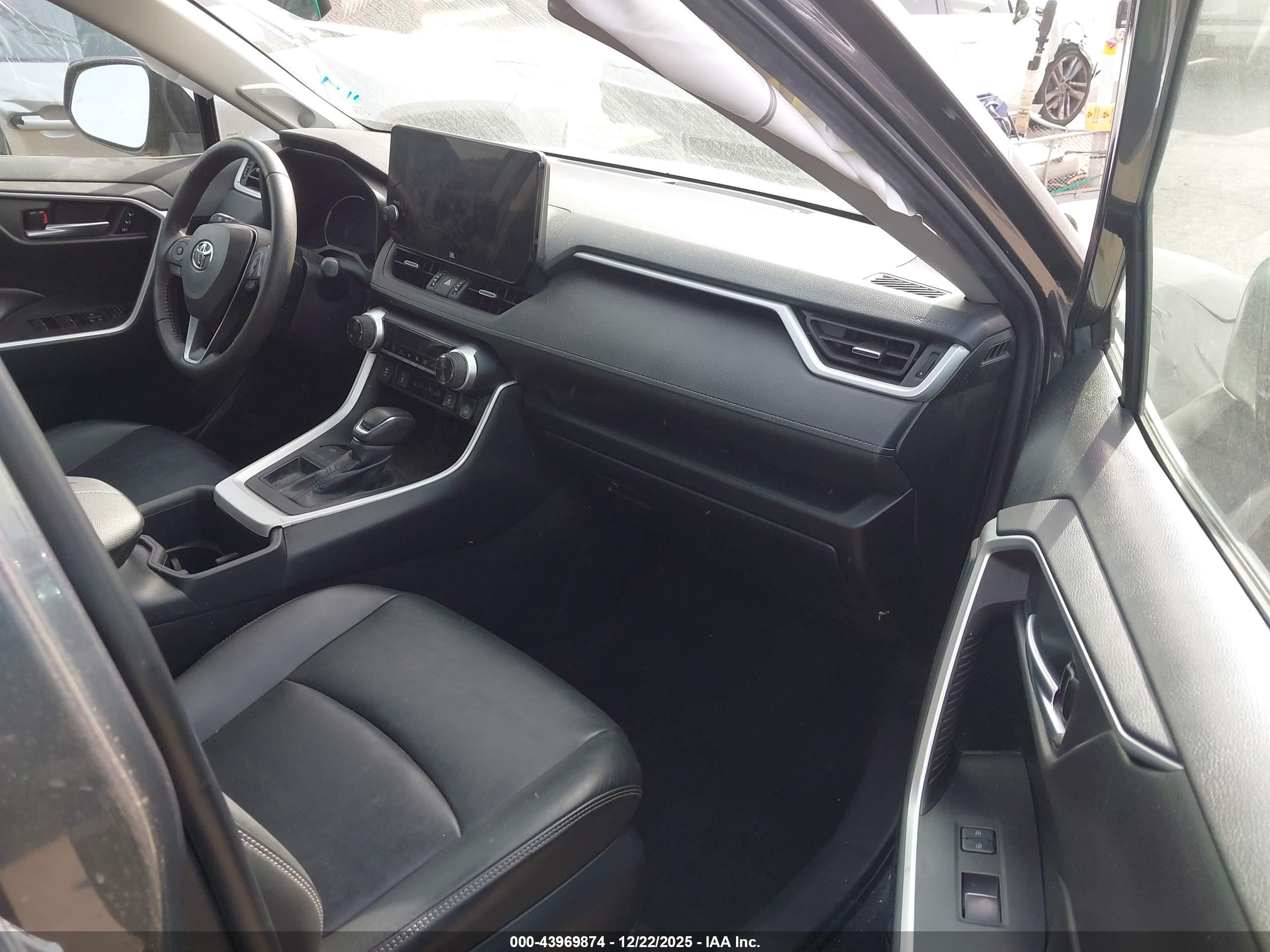 TOYOTA RAV4 image 5