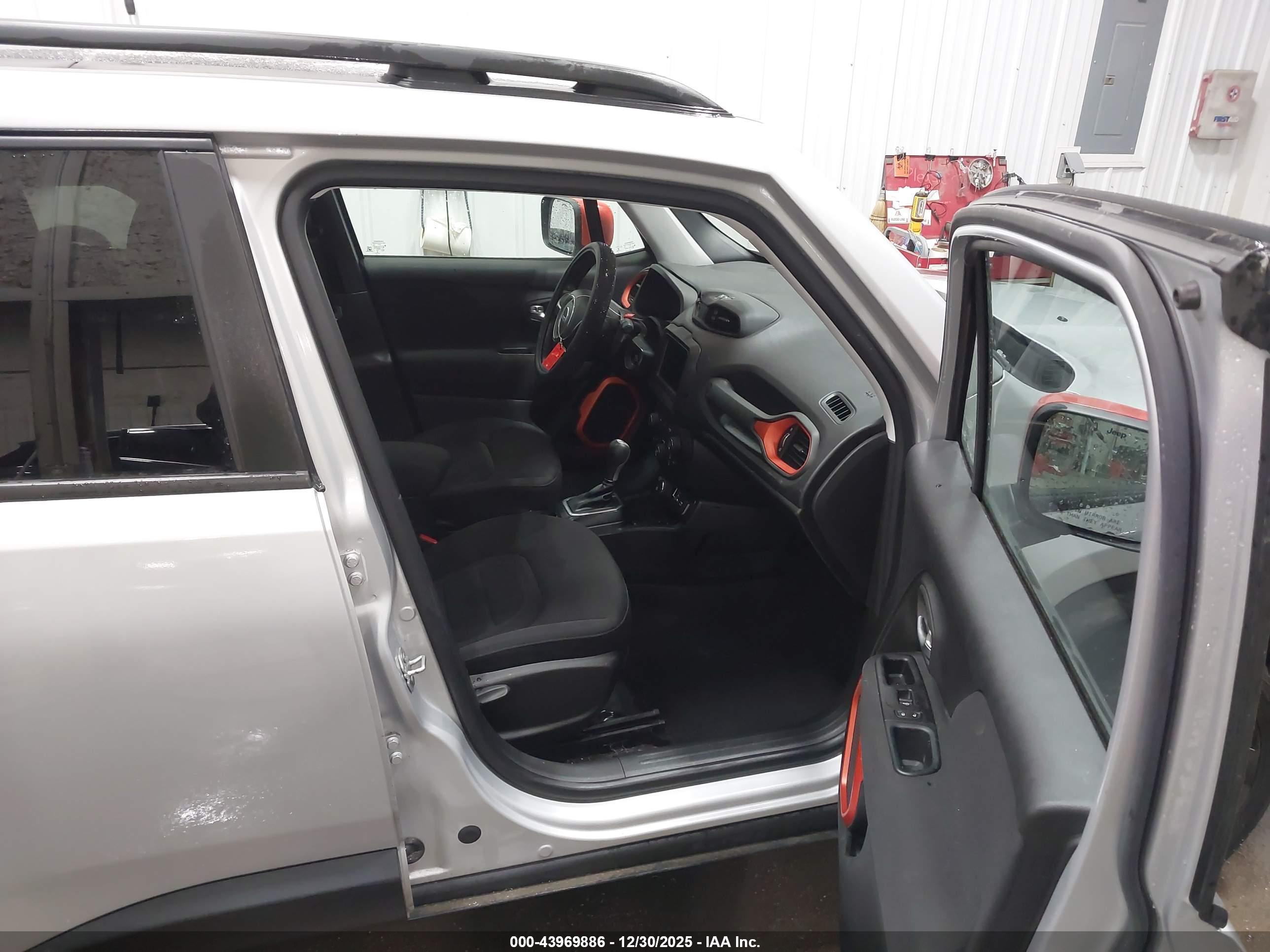 JEEP RENEGADE image 5