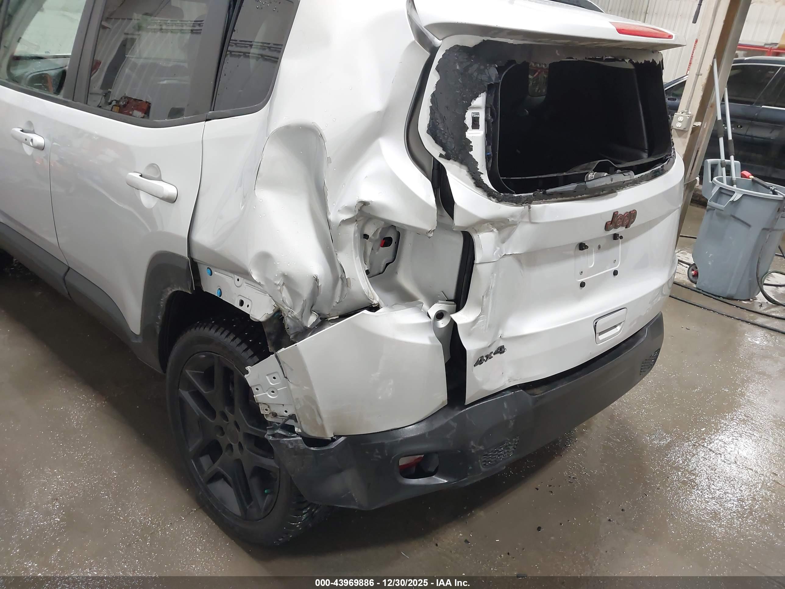 JEEP RENEGADE image 6