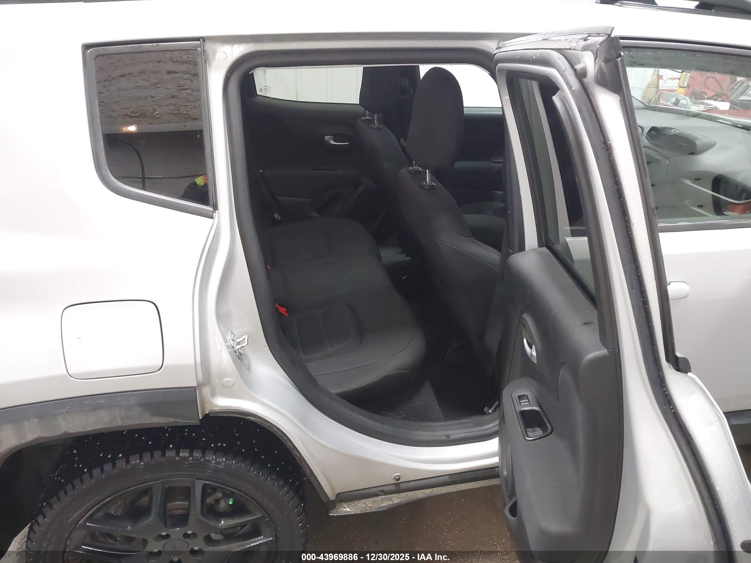 JEEP RENEGADE image 8