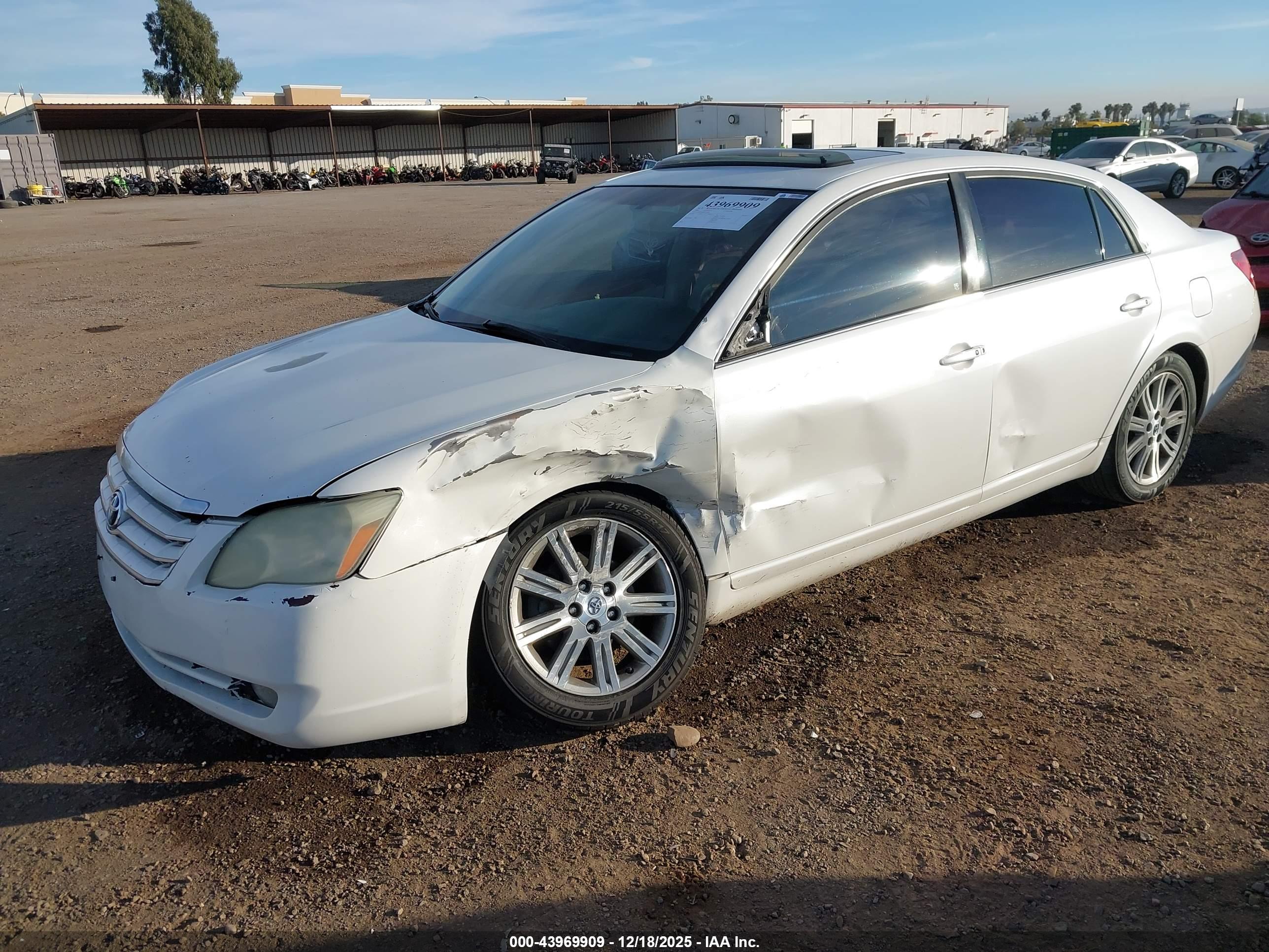 TOYOTA AVALON image 2