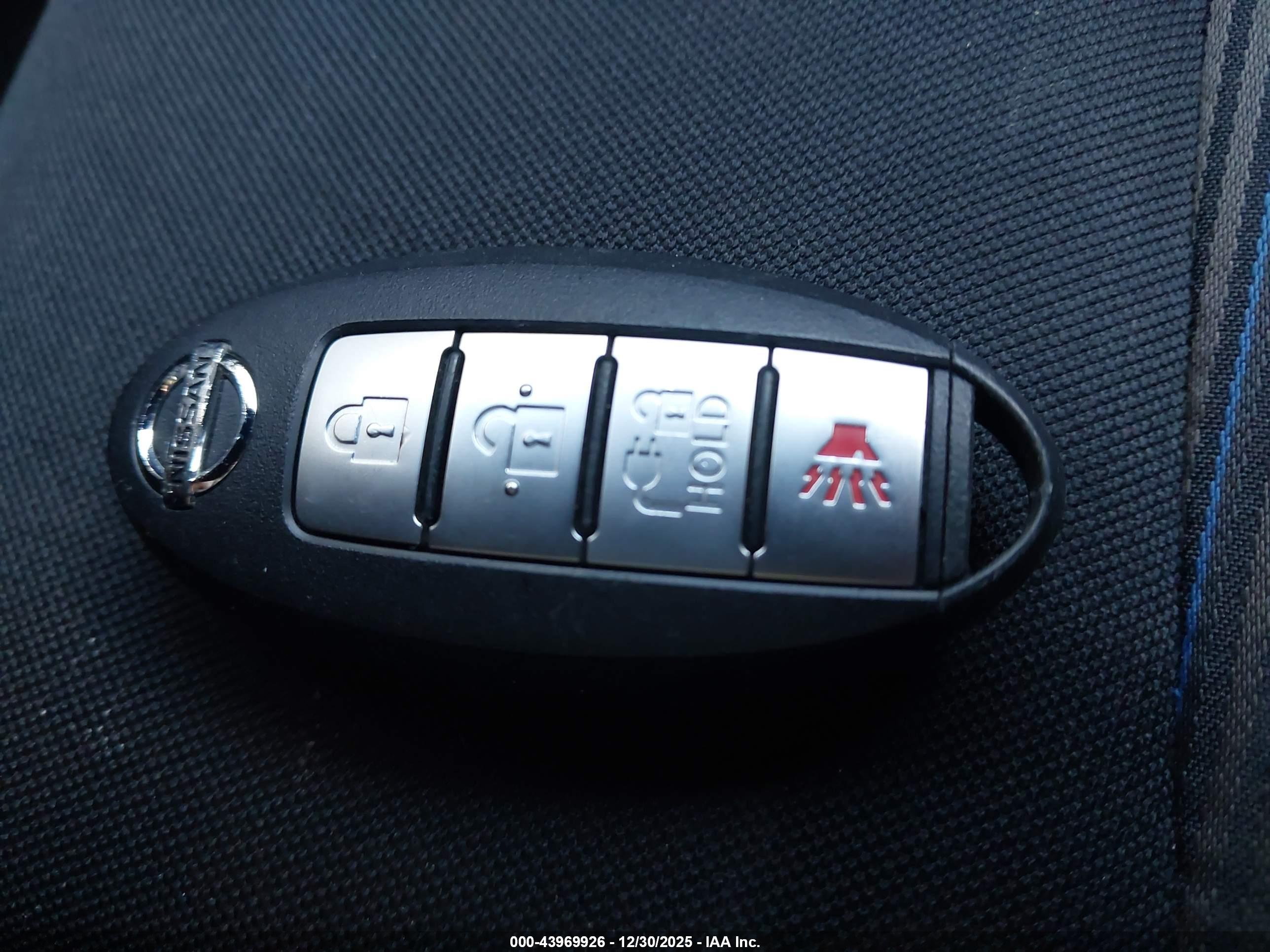 NISSAN LEAF image 11