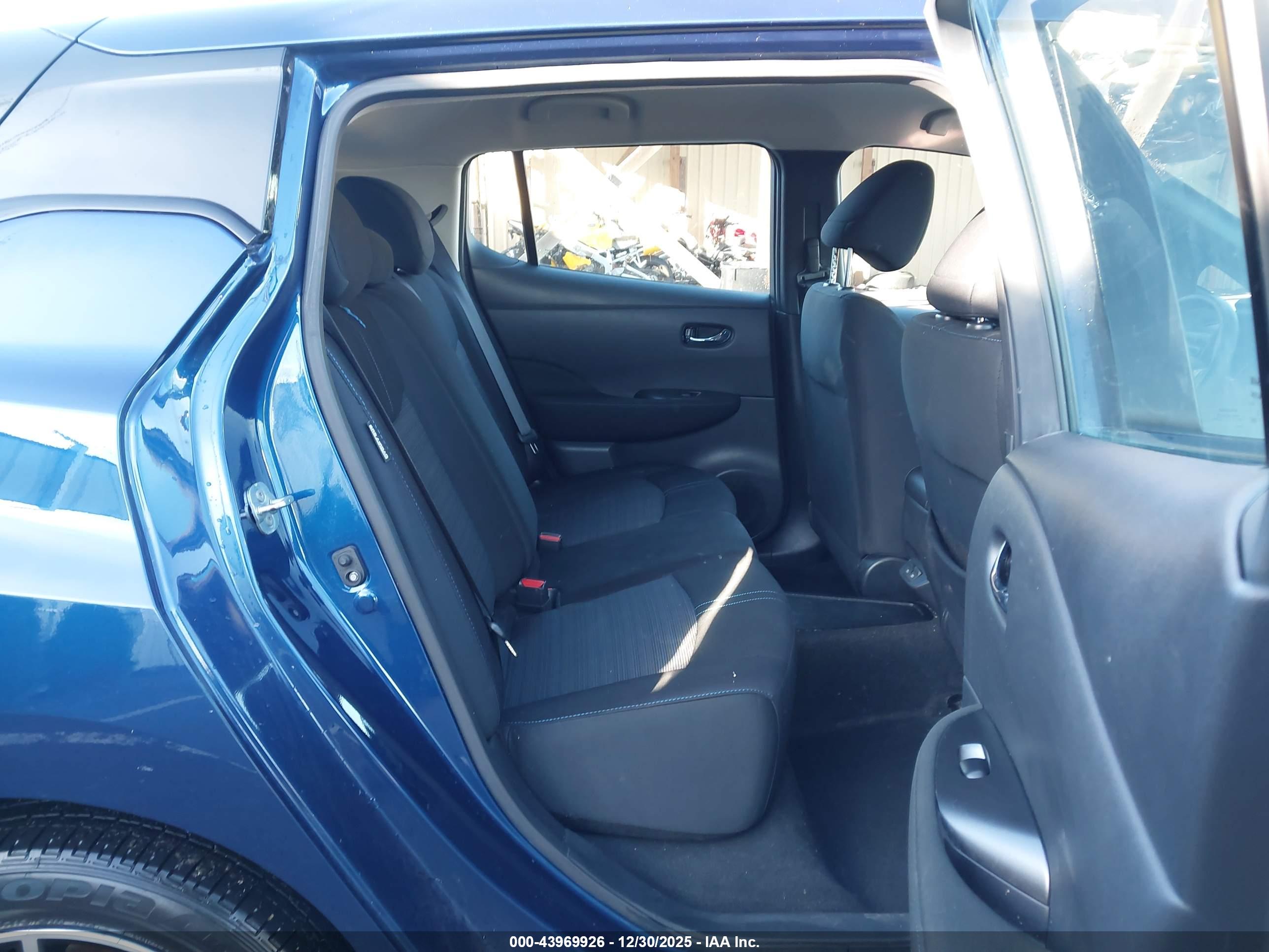 NISSAN LEAF image 8