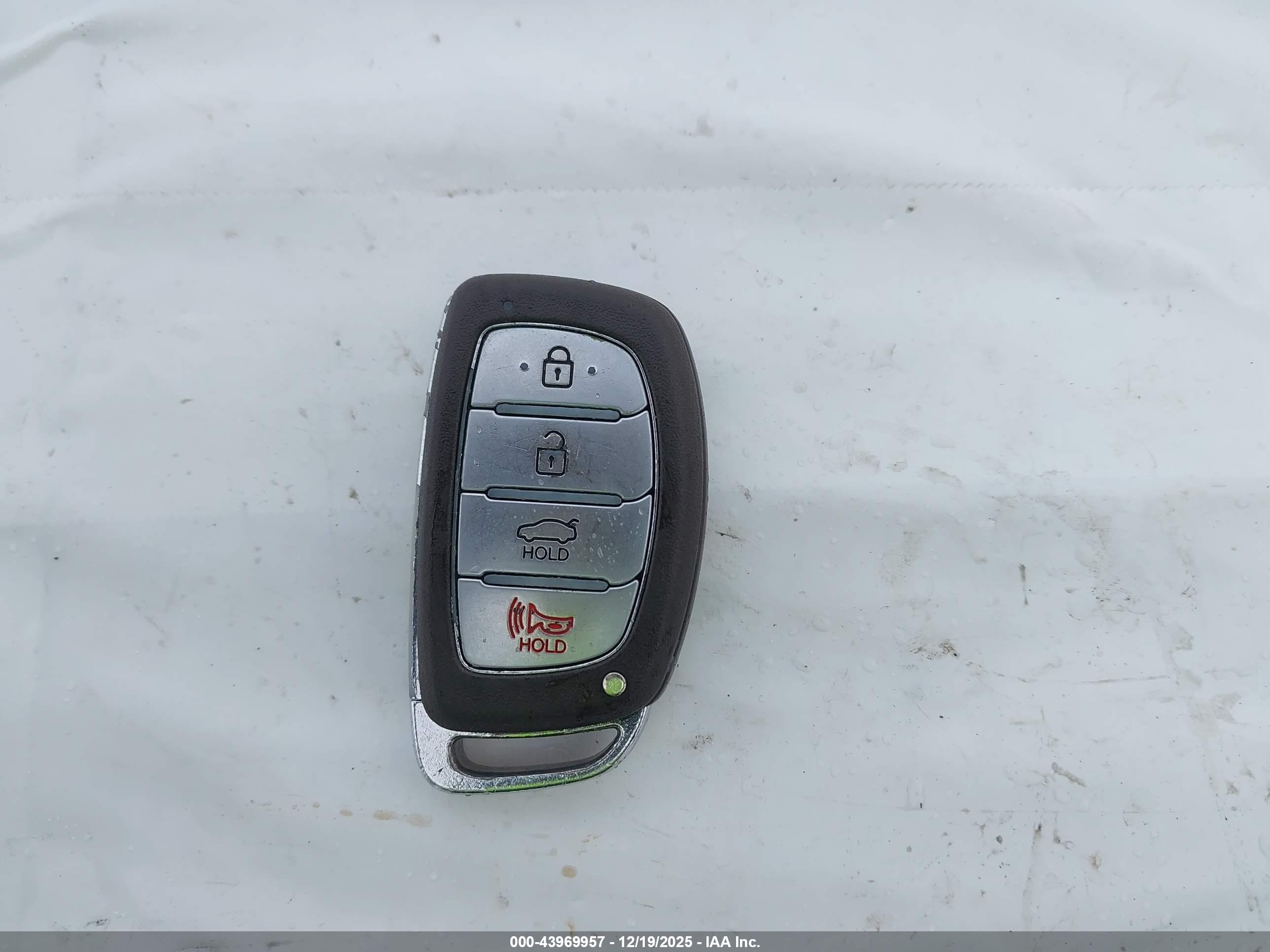 HYUNDAI ELANTRA image 11