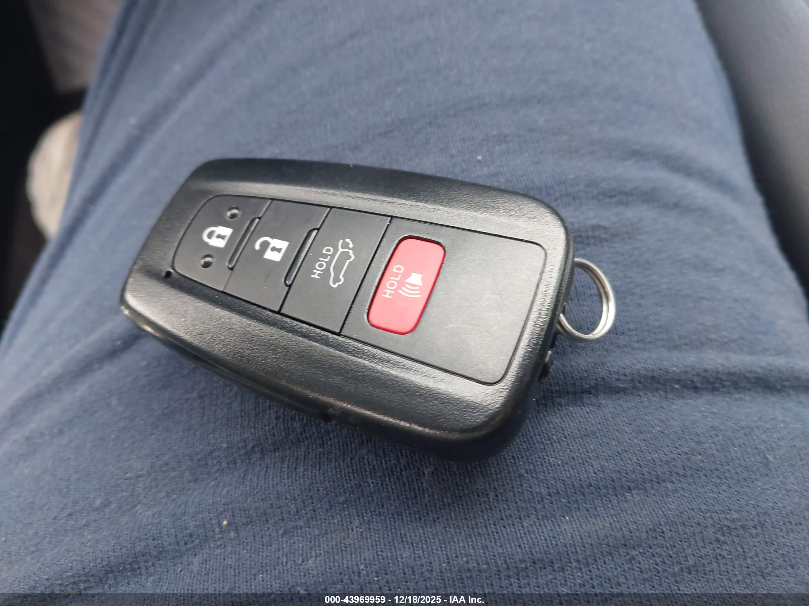 TOYOTA RAV4 image 11