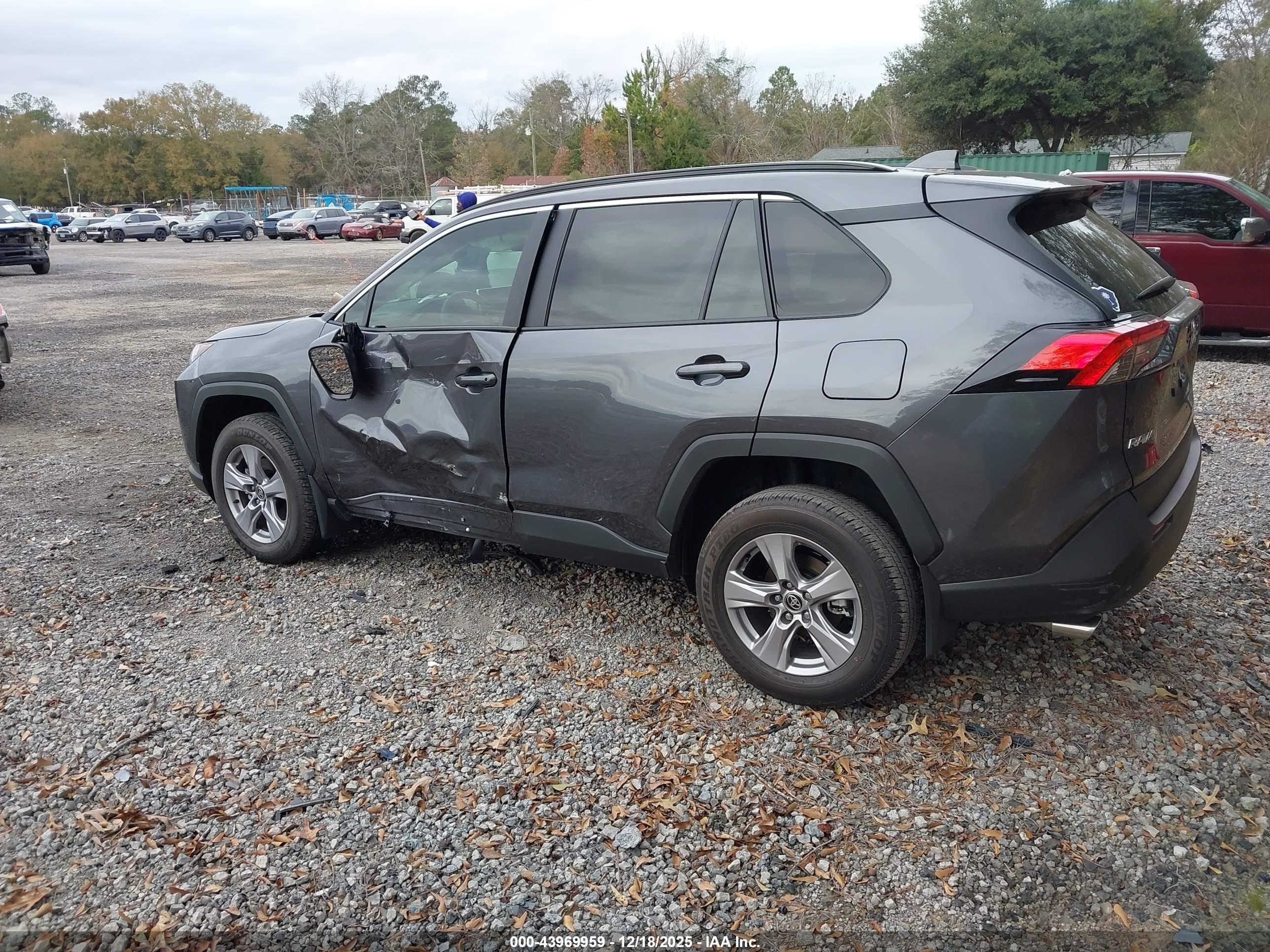 TOYOTA RAV4 image 3