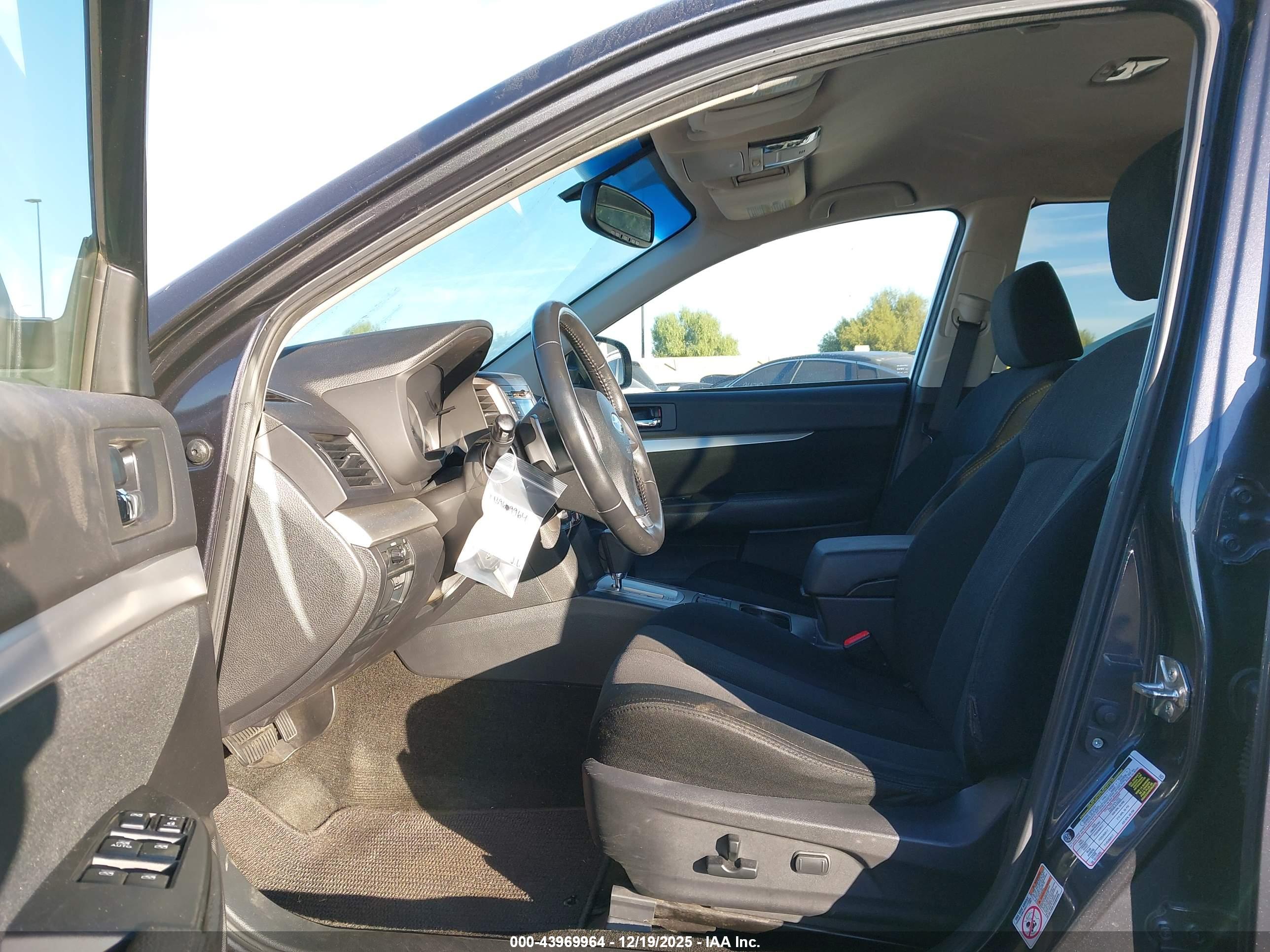SUBARU OUTBACK image 5