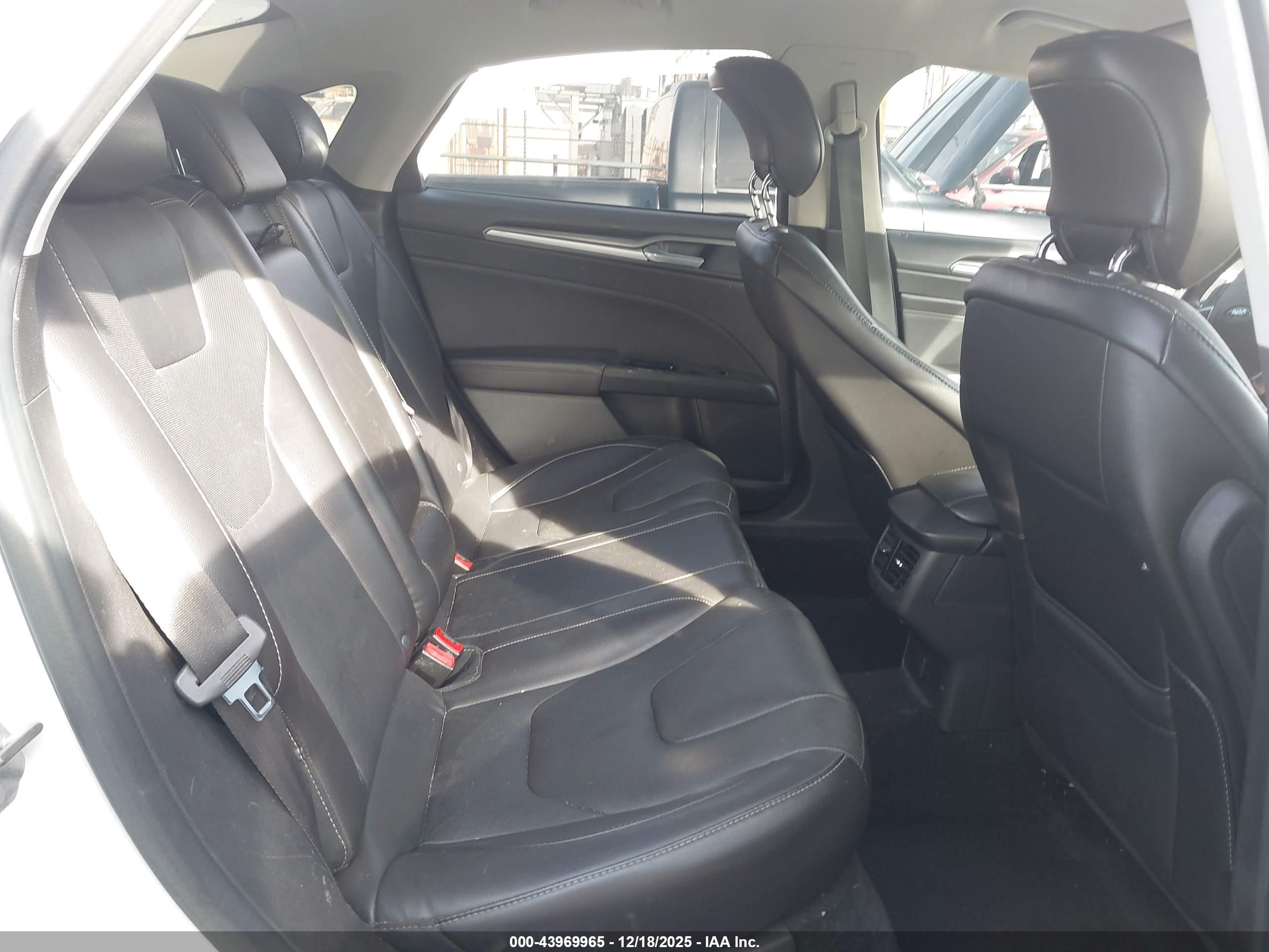 FORD FUSION image 8
