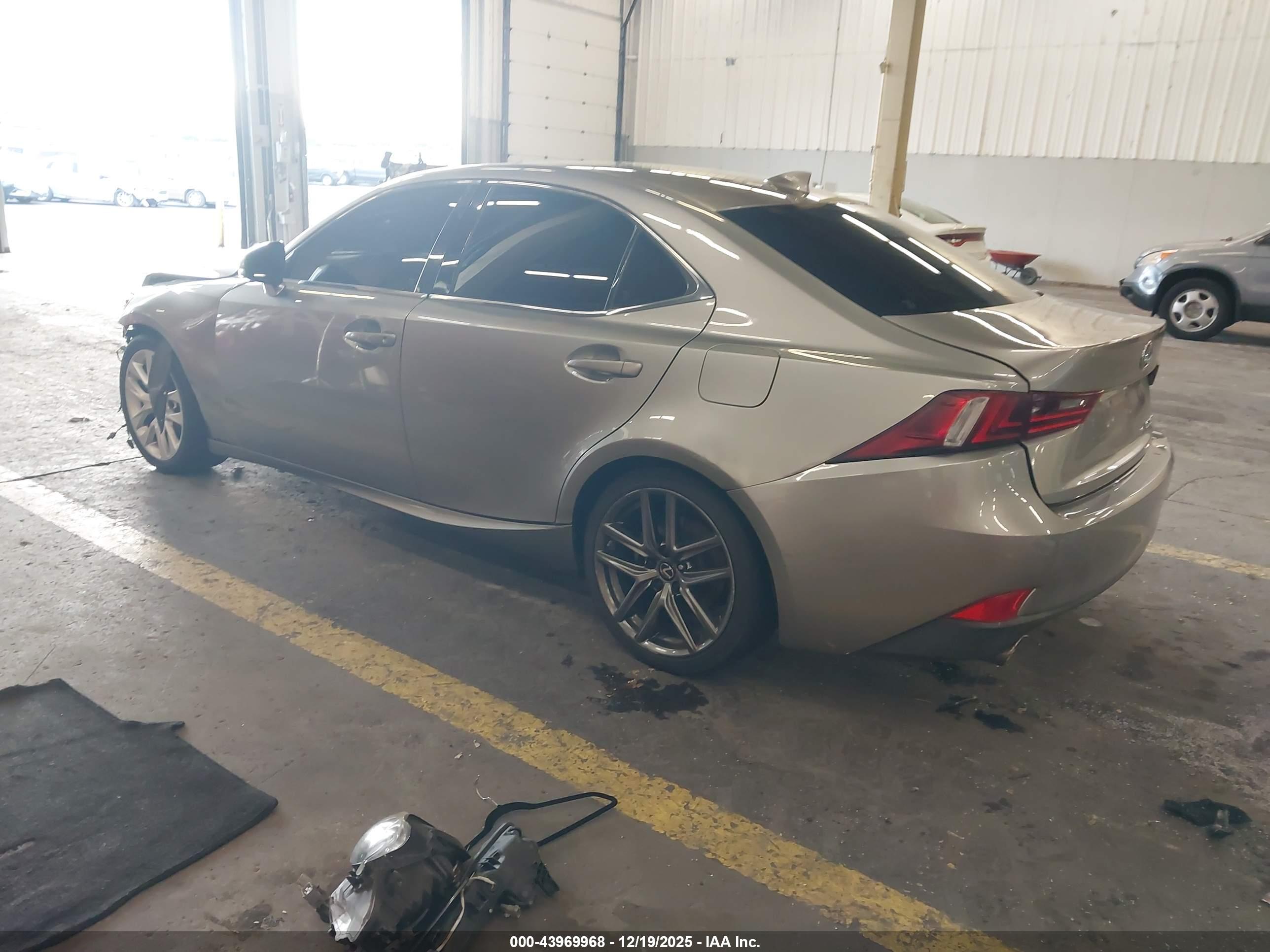 LEXUS IS image 3